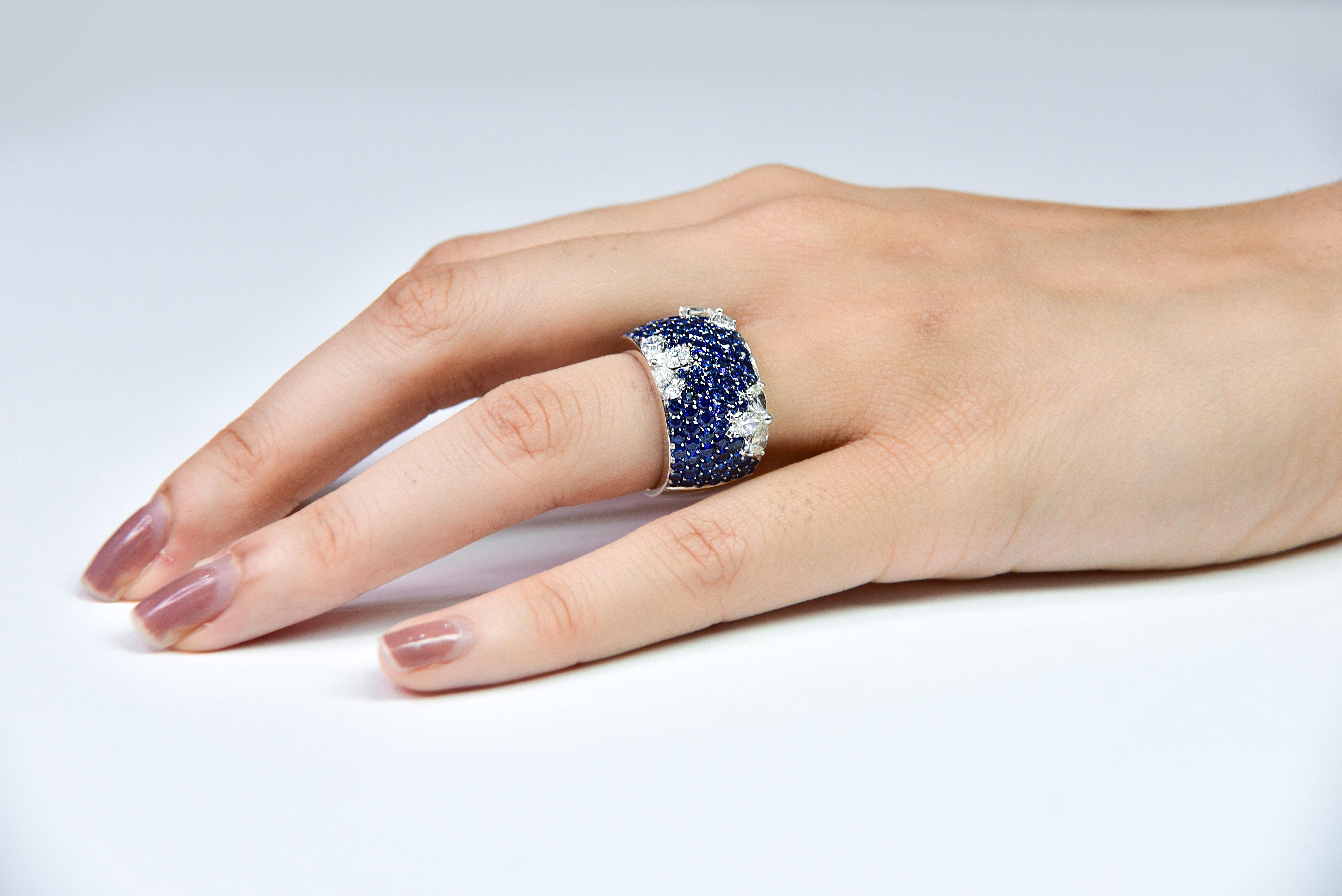 5.29 Carat Blue Sapphire and Diamond 18 Karat Gold Ring (Rundschliff) im Angebot