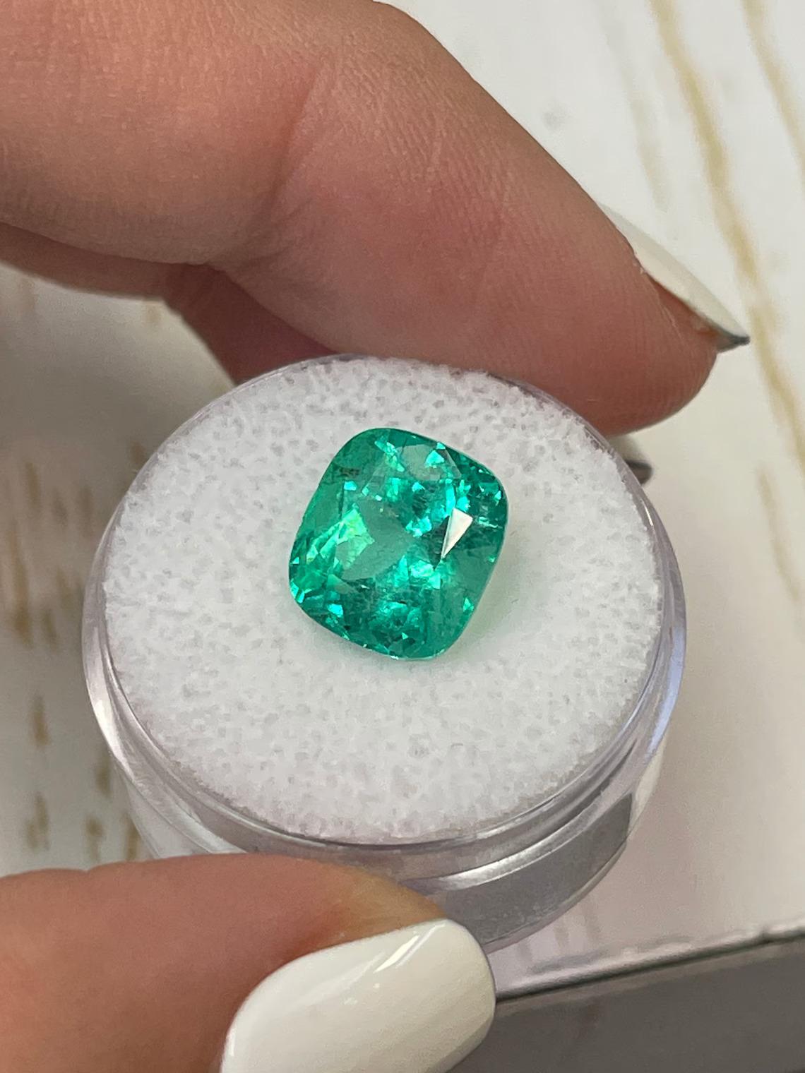 Donna Smeraldo colombiano bluastro certificato da 5,29 carati - Chivor Cushion Cut May Birthston in vendita