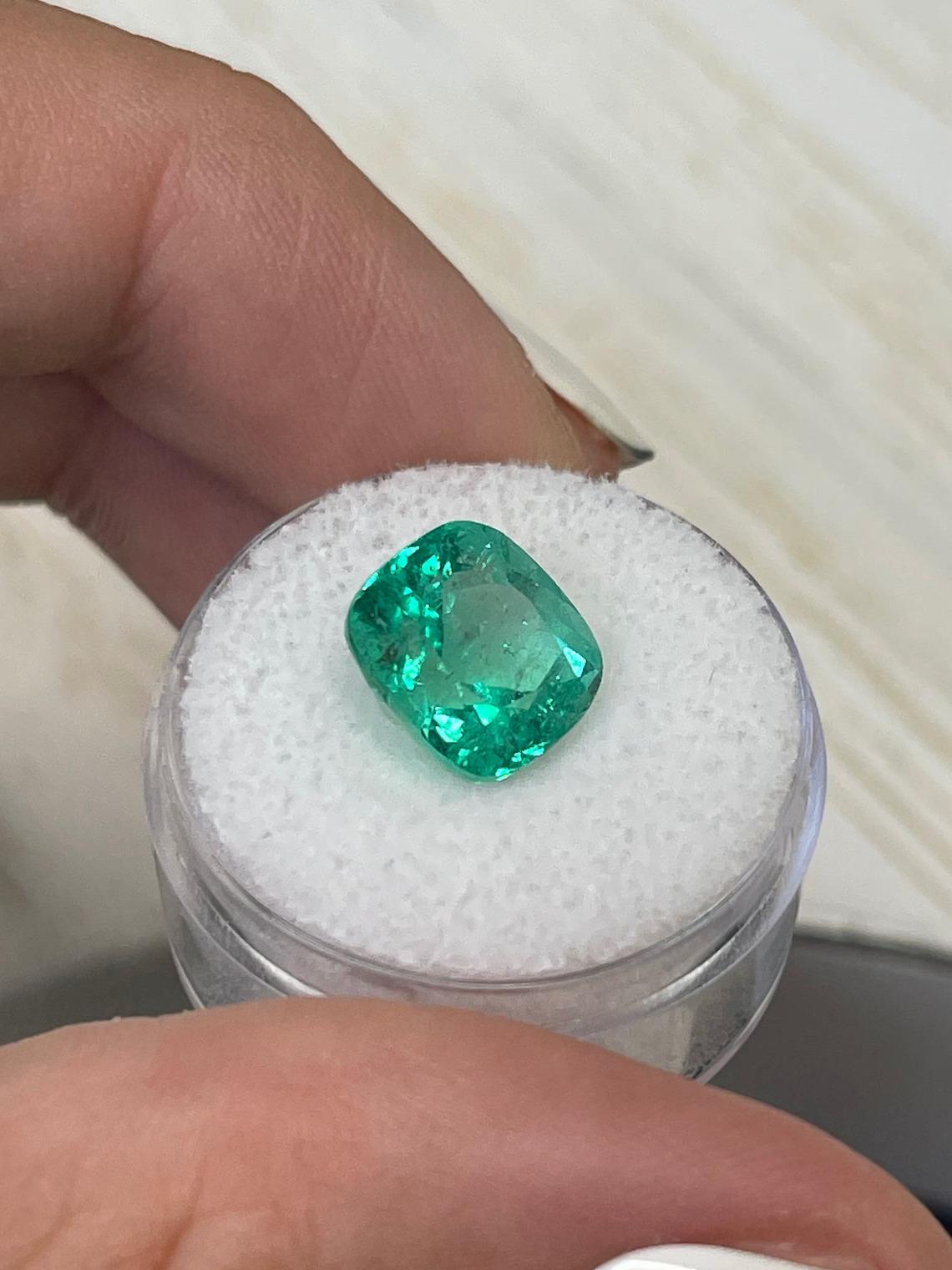 Smeraldo colombiano bluastro certificato da 5,29 carati - Chivor Cushion Cut May Birthston in vendita 1
