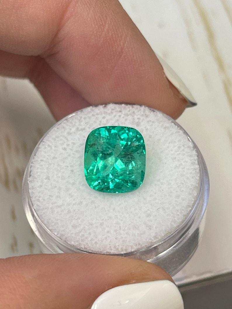 Moderno Smeraldo colombiano bluastro certificato da 5,29 carati - Chivor Cushion Cut May Birthston in vendita
