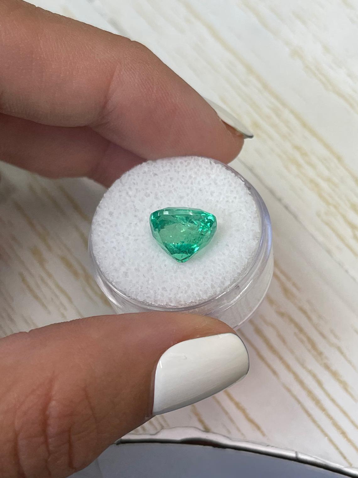 Smeraldo colombiano bluastro certificato da 5,29 carati - Chivor Cushion Cut May Birthston in vendita 2