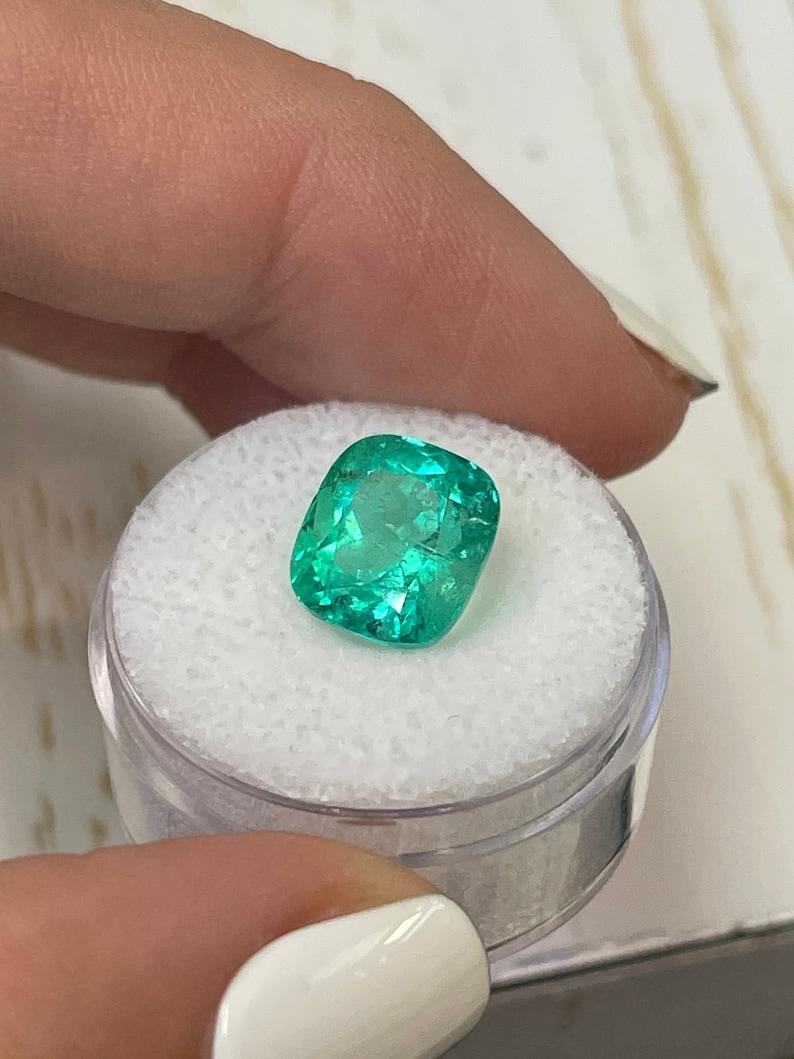 Taglio cuscino Smeraldo colombiano bluastro certificato da 5,29 carati - Chivor Cushion Cut May Birthston in vendita