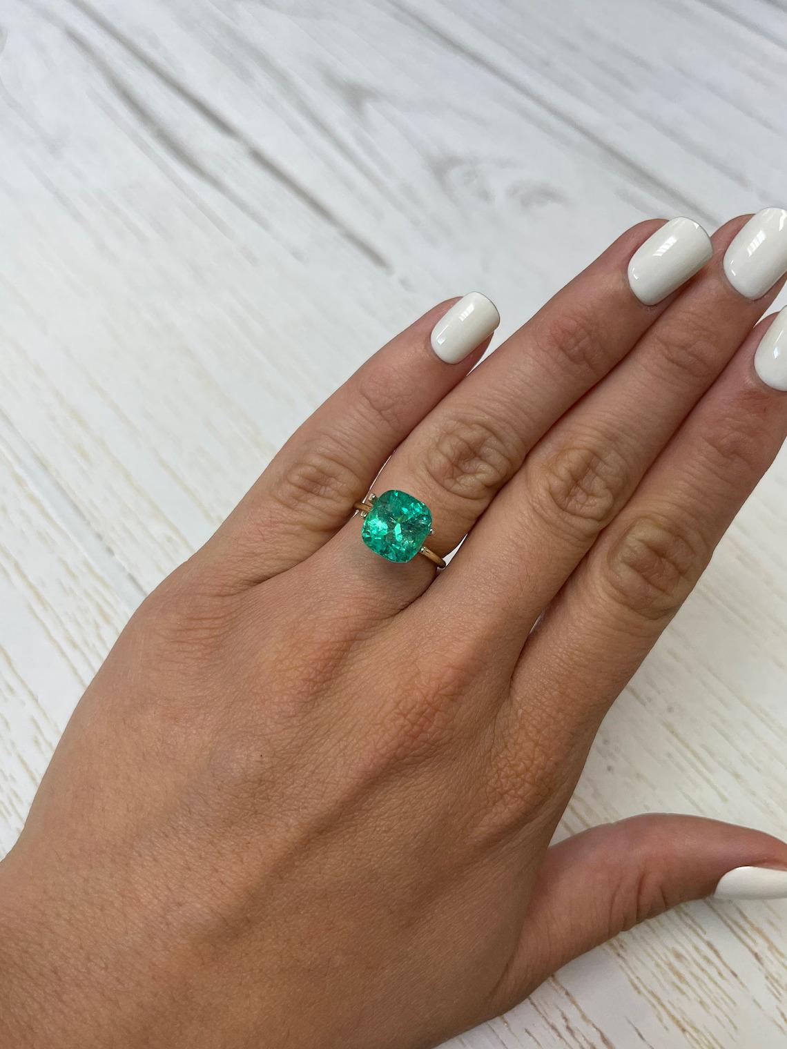 Smeraldo colombiano bluastro certificato da 5,29 carati - Chivor Cushion Cut May Birthston in vendita 3