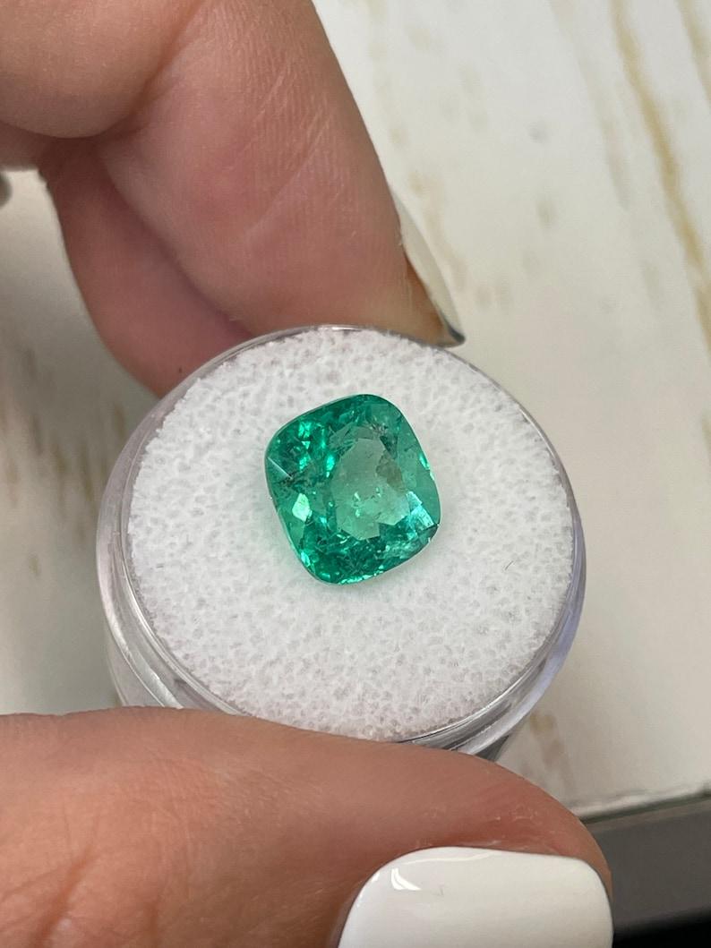 Smeraldo colombiano bluastro certificato da 5,29 carati - Chivor Cushion Cut May Birthston In condizioni Nuovo in vendita a Jupiter, FL
