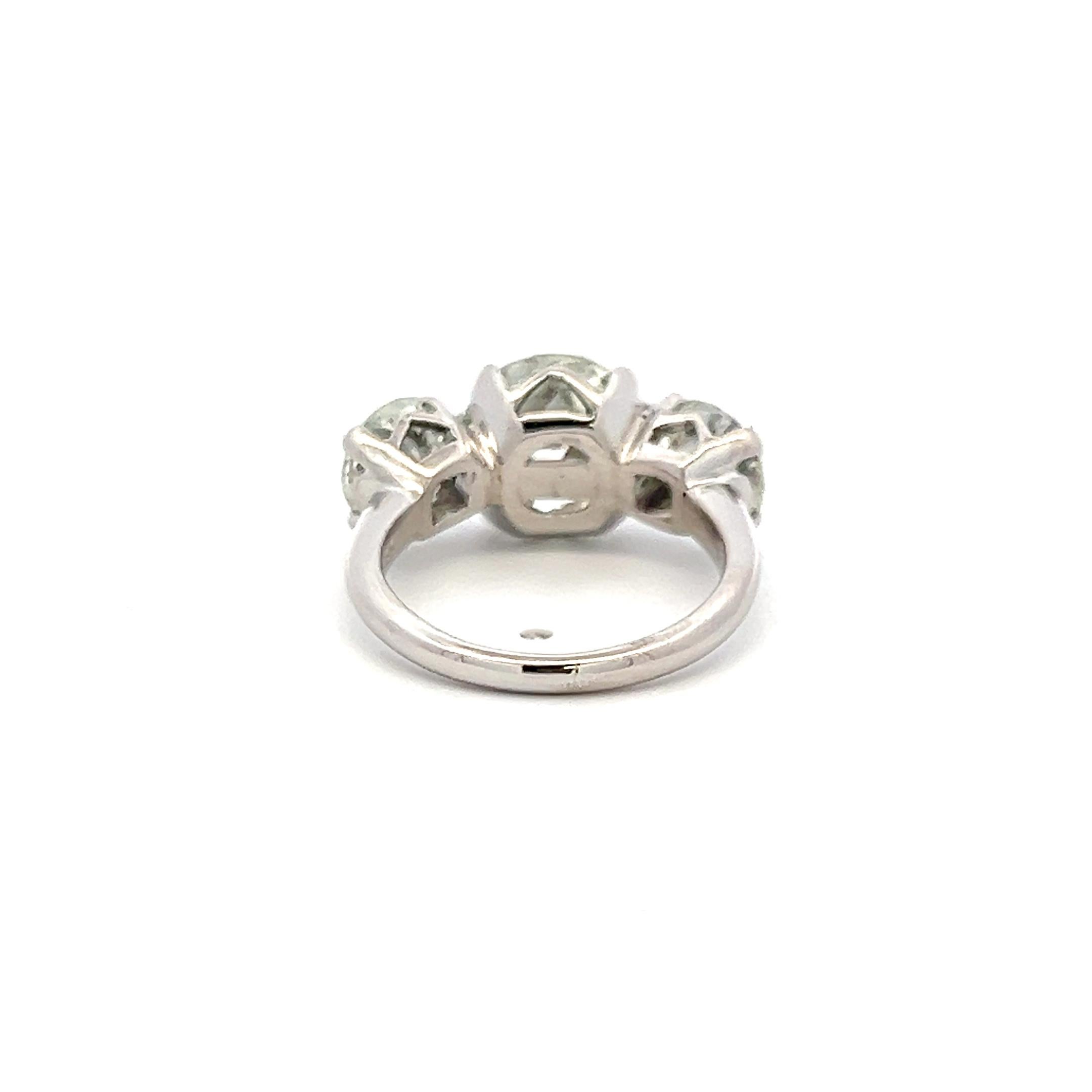 Taille vieille Europe 5.29 Carat Old European and Circular Brilliant Diamond Platinum Three-Stone Ring en vente