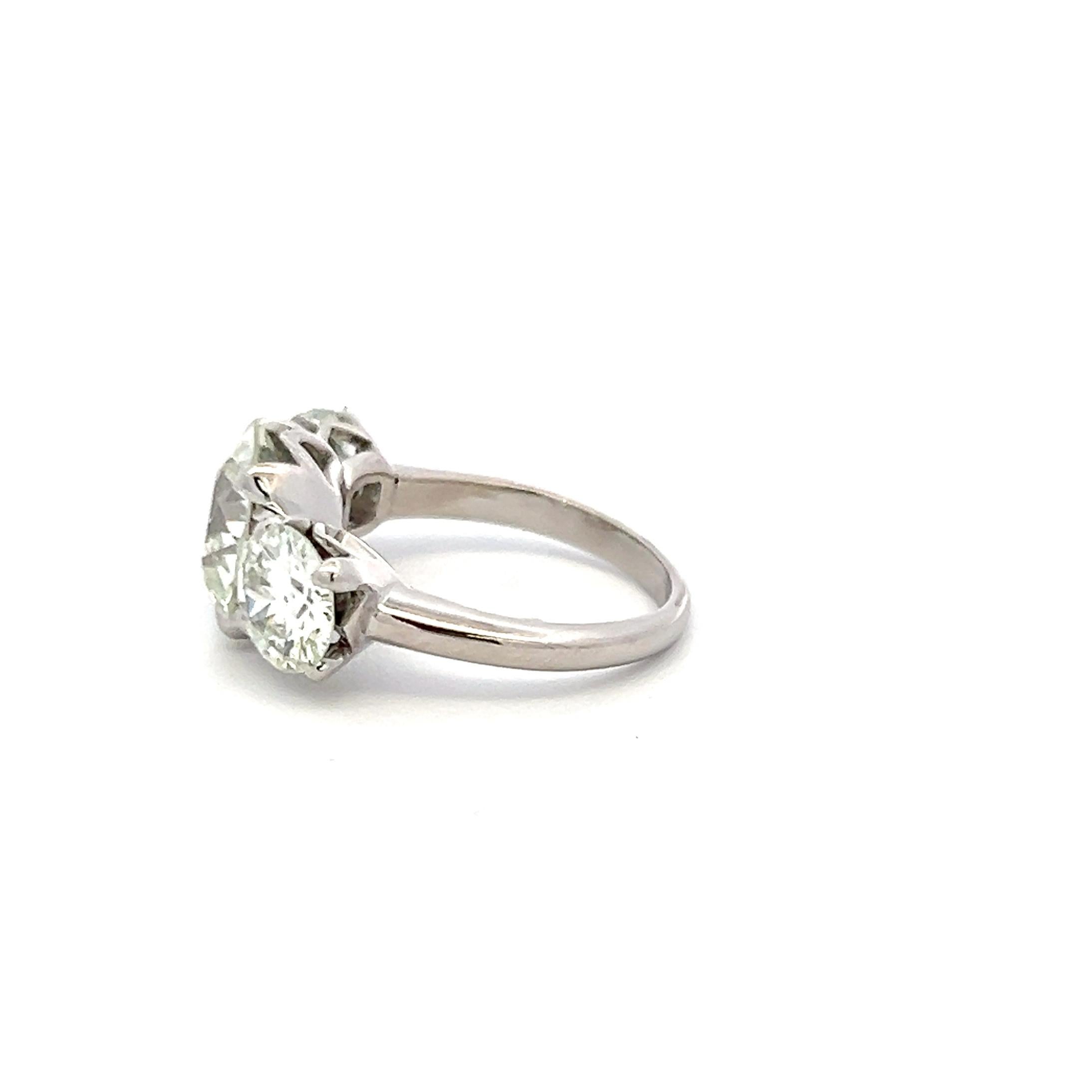5.29 Carat Old European and Circular Brilliant Diamond Platinum Three-Stone Ring Bon état - En vente à New York, NY