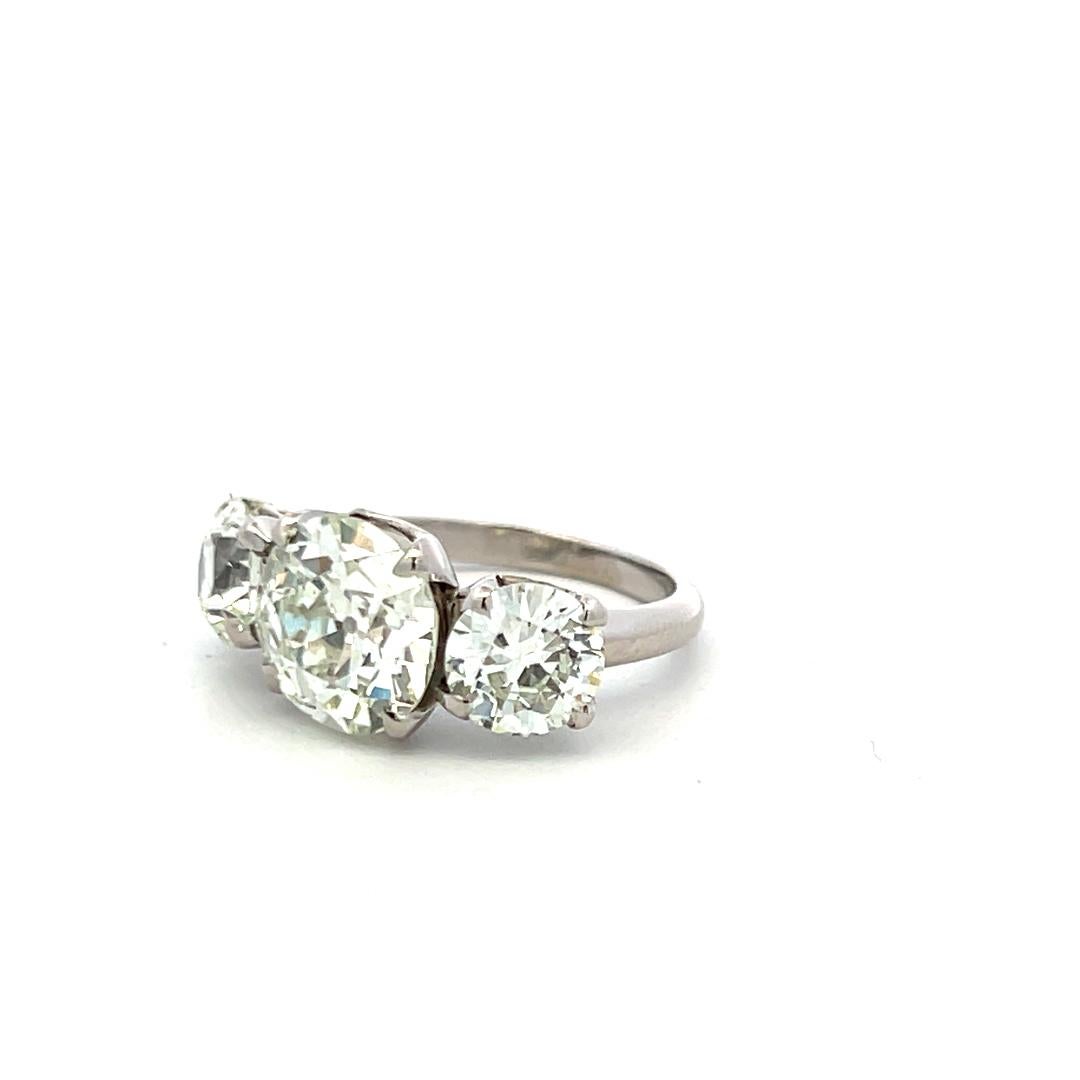 5.29 Carat Old European and Circular Brilliant Diamond Platinum Three-Stone Ring en vente 1