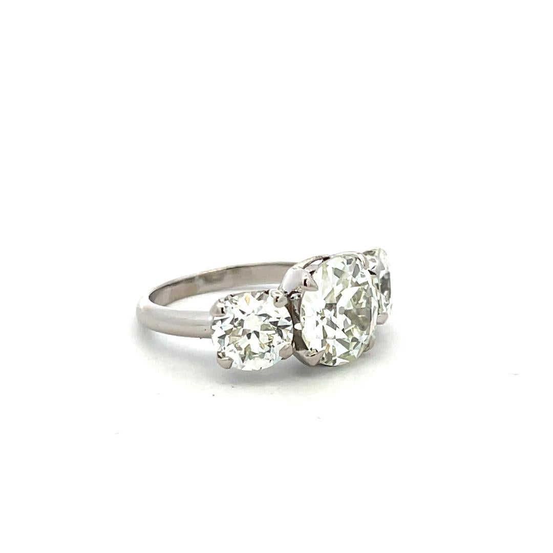 5.29 Carat Old European and Circular Brilliant Diamond Platinum Three-Stone Ring en vente 2