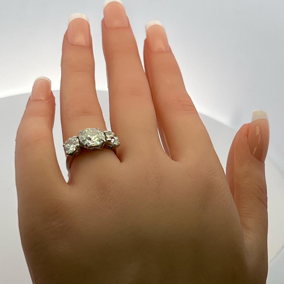5.29 Carat Old European and Circular Brilliant Diamond Platinum Three-Stone Ring en vente 3