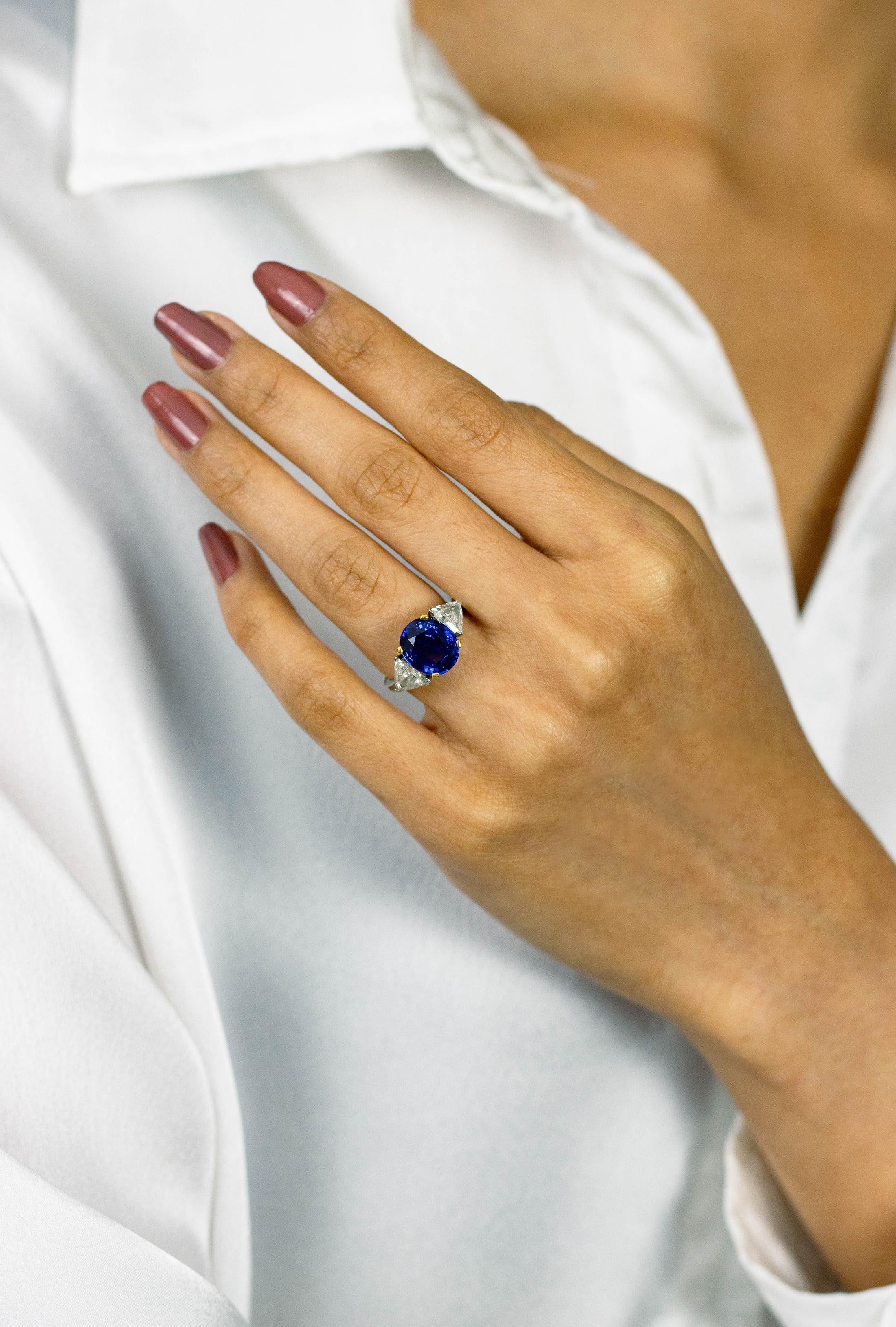 Verlobungsring mit drei Steinen, GIA-zertifizierter 5,28 Karat Saphir im Ovalschliff Damen im Angebot