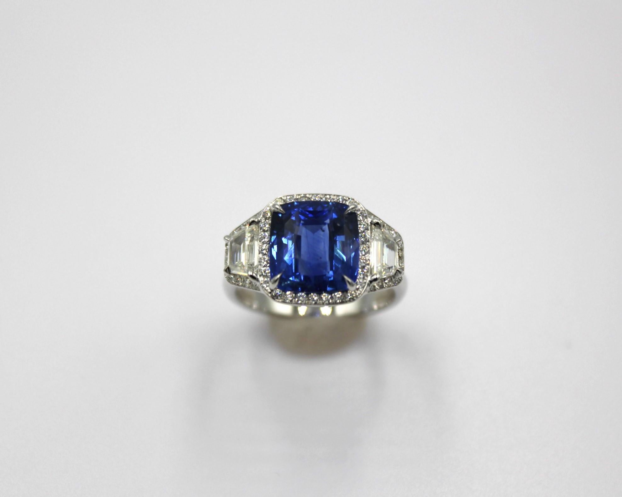 5,29 Karat Ceylon-Saphir im Kissenschliff, umrahmt von 44 runden Diamanten und 2 trapezförmigen Diamanten mit einem Gesamtgewicht von 1,04 Karat. 

Dieser atemberaubende Saphir-Diamant-Ring wird Ihre Eleganz und Einzigartigkeit unterstreichen.