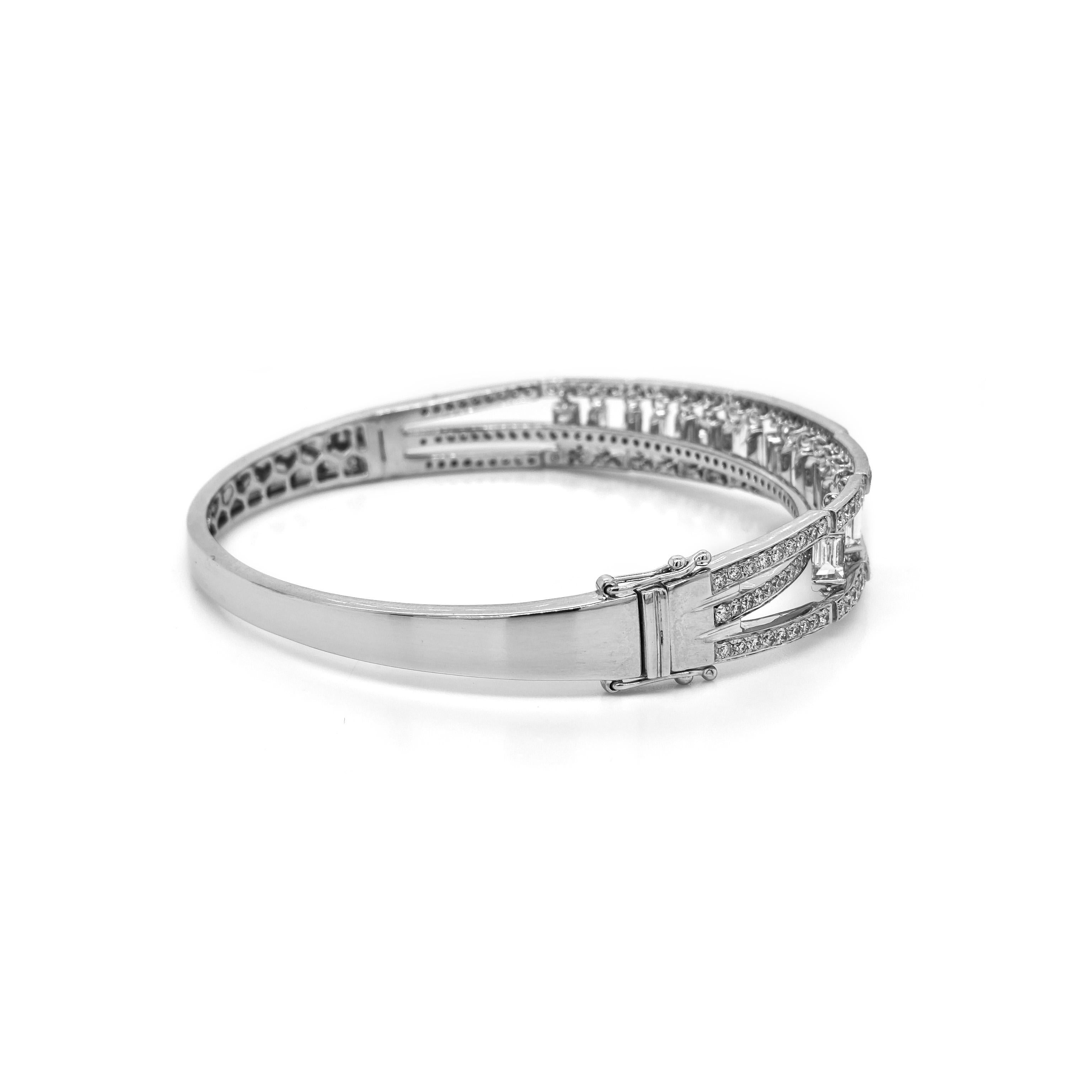 175 Diamantes Blancos Redondos: 3,5 Quilates
18 Diamantes Blancos Baguette: 1,79 Quilates
Metal: Oro blanco de 18 quilates, 20,23 gramos


