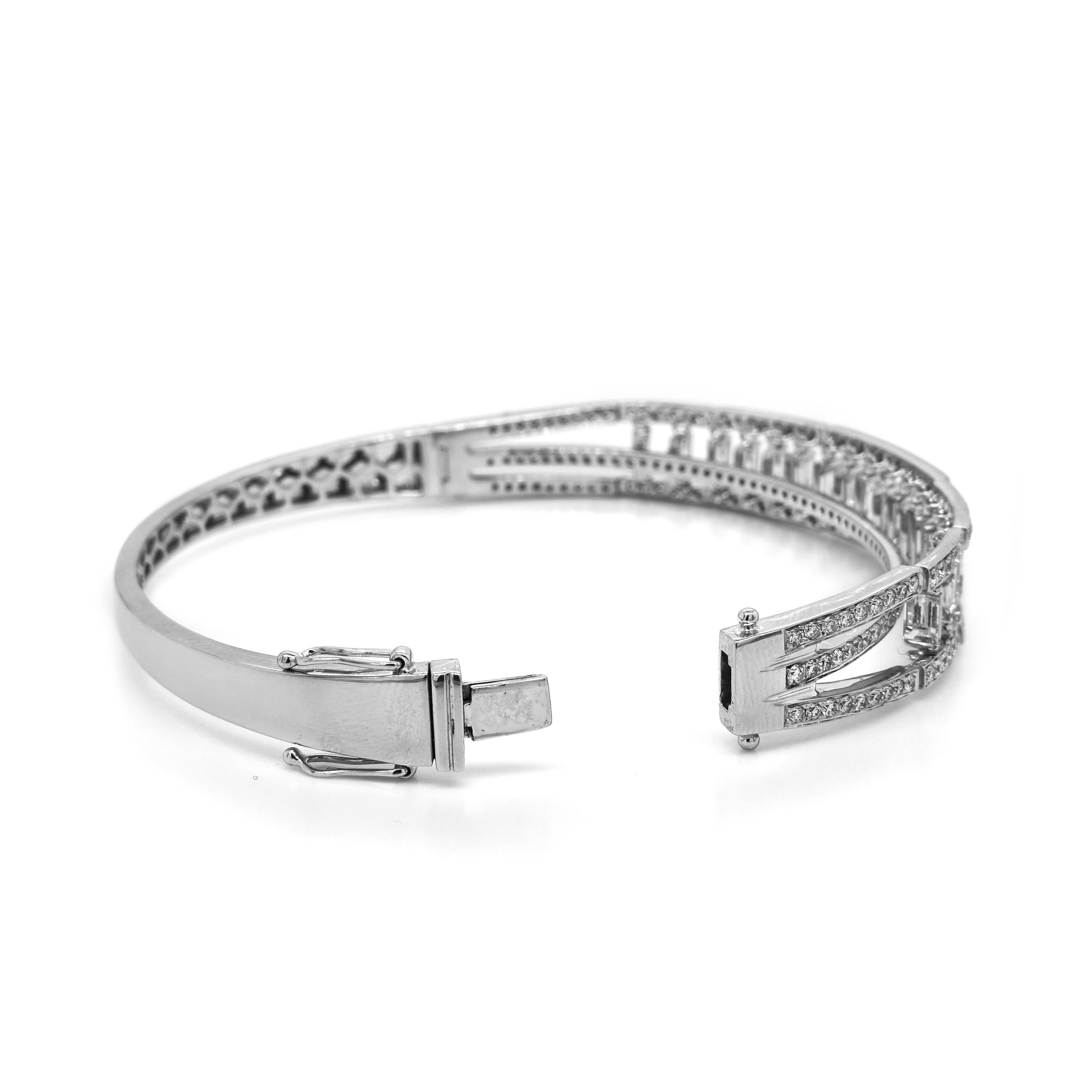 Brazalete de oro blanco y diamante blanco de 5,29 quilates Corte baguette en venta