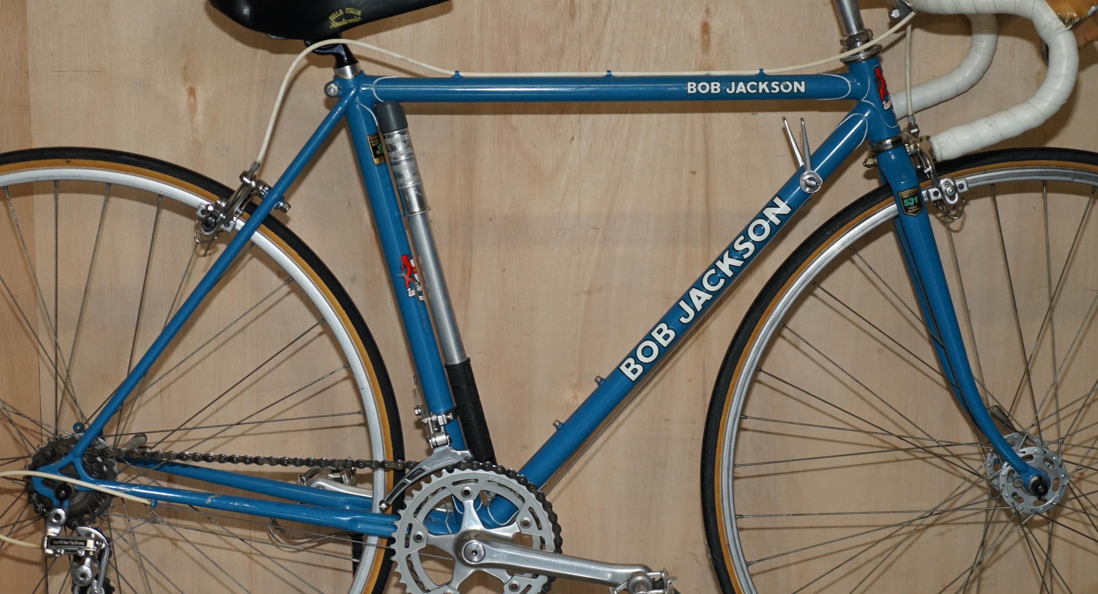 Royal House Antiques

Royal House Antiques a le plaisir de proposer à la vente ce superbe vélo de route Vintage Bob Jackson Reynolds 531 Steel Touring Winter trainer. 

HISTOIRE

Je vends toute ma collection de vélos qui comprend 16 vélos, tous des