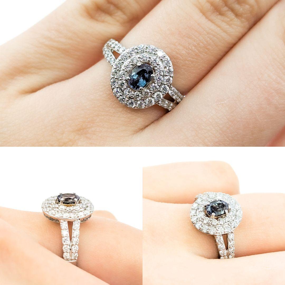 .52ct Alexandrit & Doppel-Diamant Halo Ring in 18kt Weißgold

Wir stellen diesen wunderschönen Ring aus 18 Karat Weißgold vor. Der Ring verfügt über eine .52ct oval Alexandrite Mittelstück mit einem 1,00ctw Doppel Diamant Halo. Die Diamanten sind