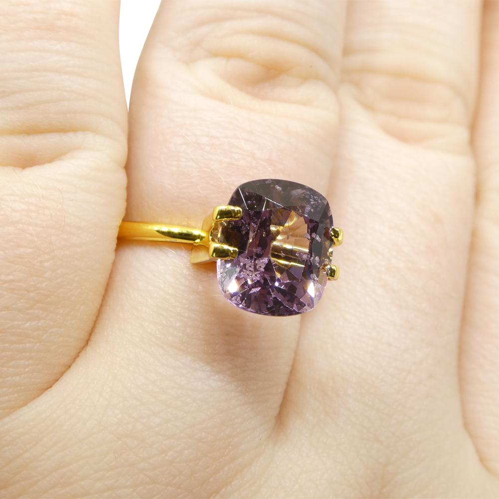Descrizione:

Tipo di gemma: Spinello 
Numero di pietre: 1
Peso: 5.2 carati
Misure: 10.63 x 8.79 x 6.77 mm
Forma: Cuscino rettangolare
Stile di taglio Corona: Taglio brillante
Padiglione Stile di Taglio: Taglio a gradini 
Trasparenza: