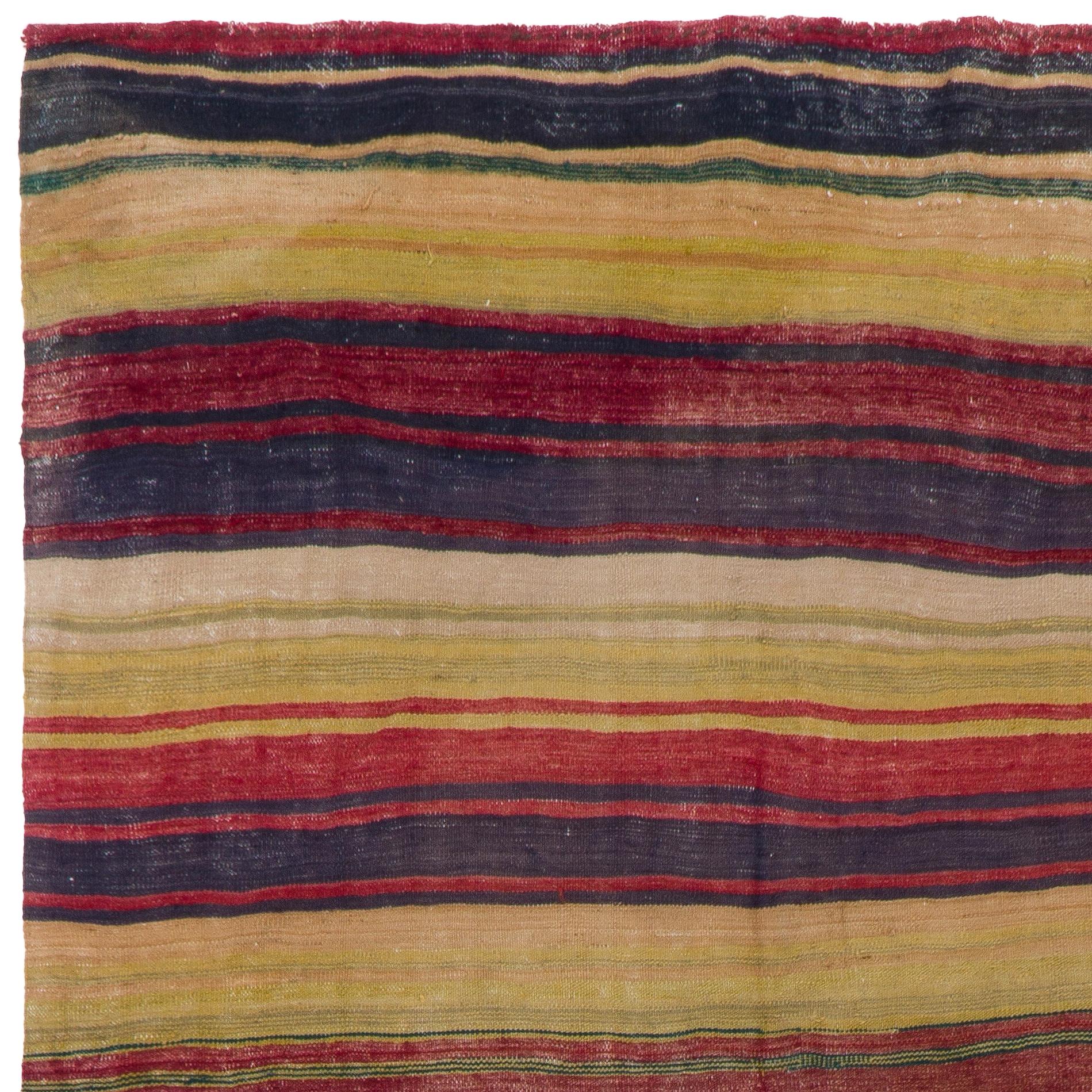 Corredor vintage tejido a mano en tejido plano (kilim) con diseño a rayas. 100% lana en colores amarillo, beige, rojo, negro y verde. 
Ideal para interiores residenciales y comerciales. 
Si lo desea, podemos suministrarle una alfombrilla adecuada
