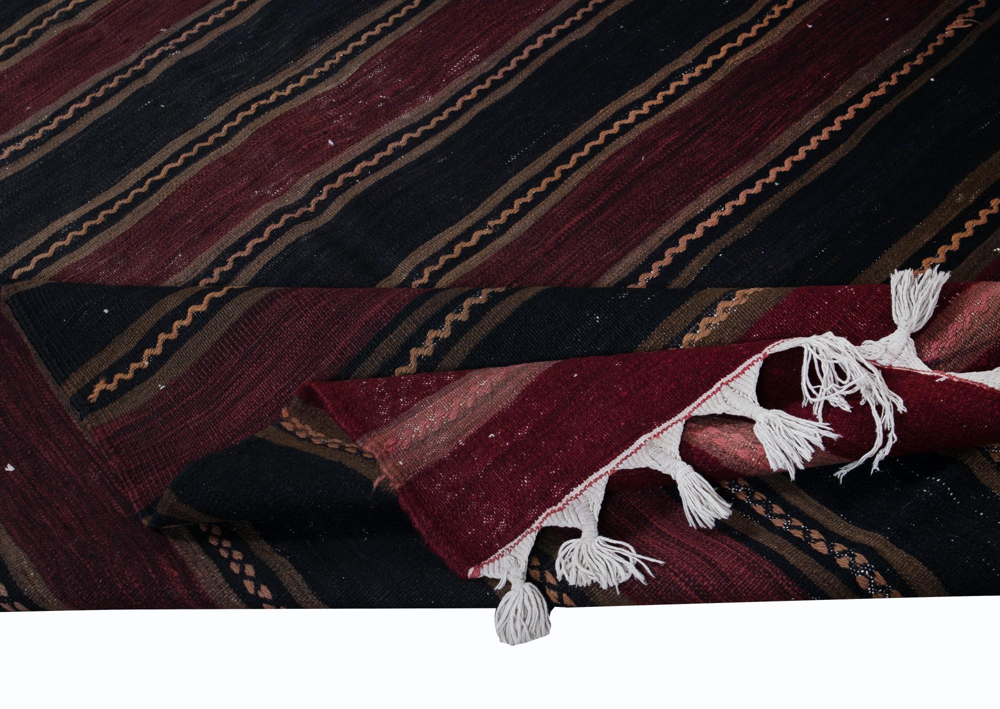 Begeben Sie sich auf eine Reise durch die türkische Tradition mit diesem exquisiten, handgewebten Kelimteppich aus türkischer Wolle, einem Zeugnis der dauerhaften Handwerkskunst anatolischer Kunsthandwerker. Mit großer Sorgfalt und Liebe zum Detail