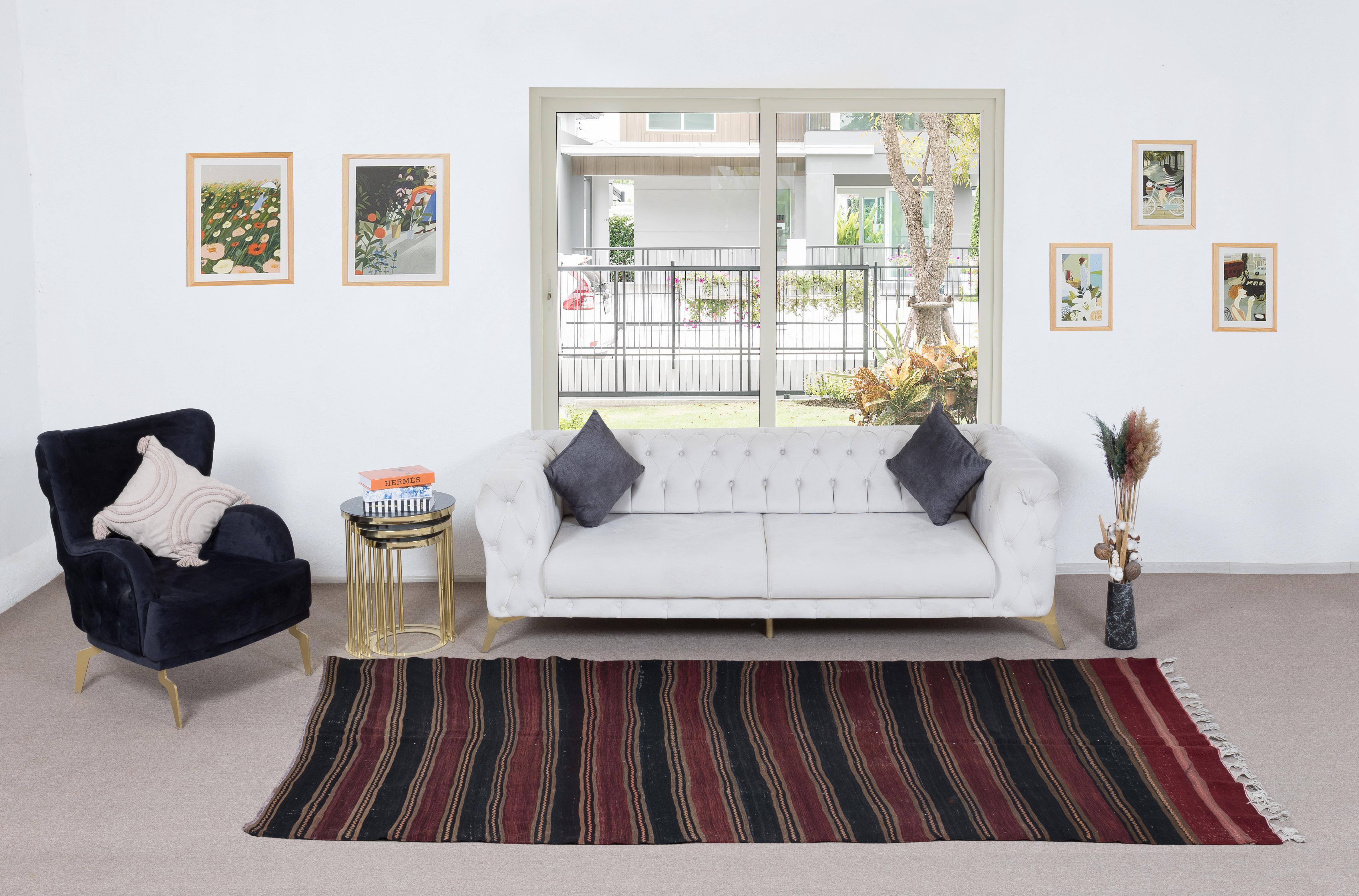 Begeben Sie sich auf eine Reise durch die türkische Tradition mit diesem exquisiten, handgewebten Kelimteppich aus türkischer Wolle, einem Zeugnis der dauerhaften Handwerkskunst anatolischer Kunsthandwerker. Mit großer Sorgfalt und Liebe zum Detail