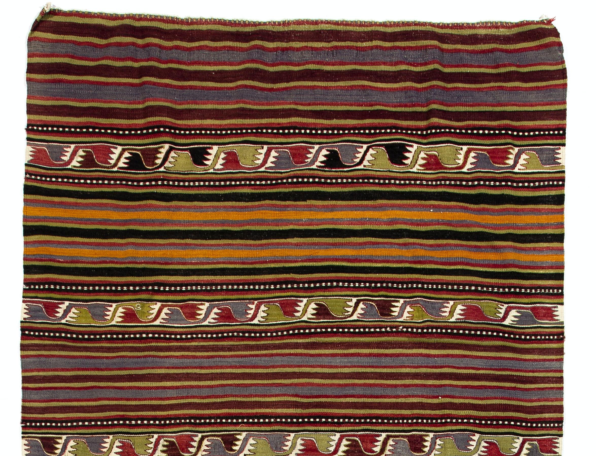 Cet authentique Kilim tissé à la main en Turquie centrale a été fabriqué par les nomades pour être utilisé comme revêtement de sol dans leurs tentes ou maisons d'été vers le milieu du 20e siècle. Il est fait de laine multicolore. Mesures : 5,2 x