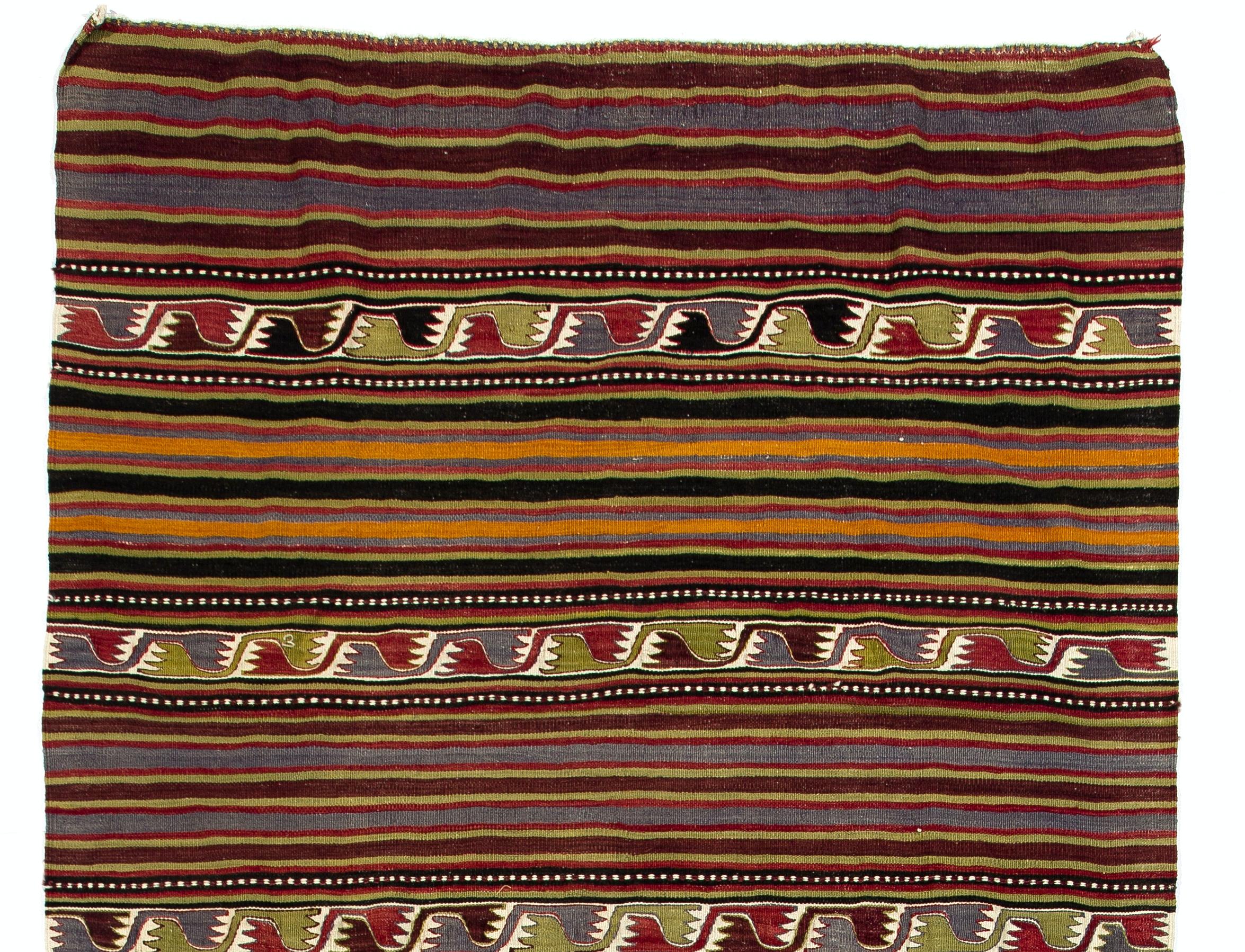 Dieses authentische handgewebte Flachgewebe (Kilim) aus der Zentraltürkei wurde von Nomaden hergestellt, die es als Bodenbelag in ihren Zelten oder Sommerhäusern um die Mitte des 20. Es ist aus mehrfarbiger Wolle gefertigt. Maße: 5,2 x 12,7