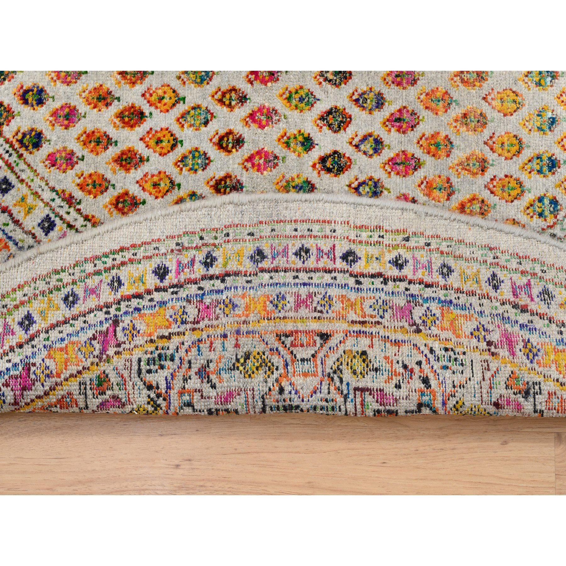 Sarouk Farahan Tappeto rotondo Sarouk beige colorato in lana e seta Sari annodato a mano in vendita
