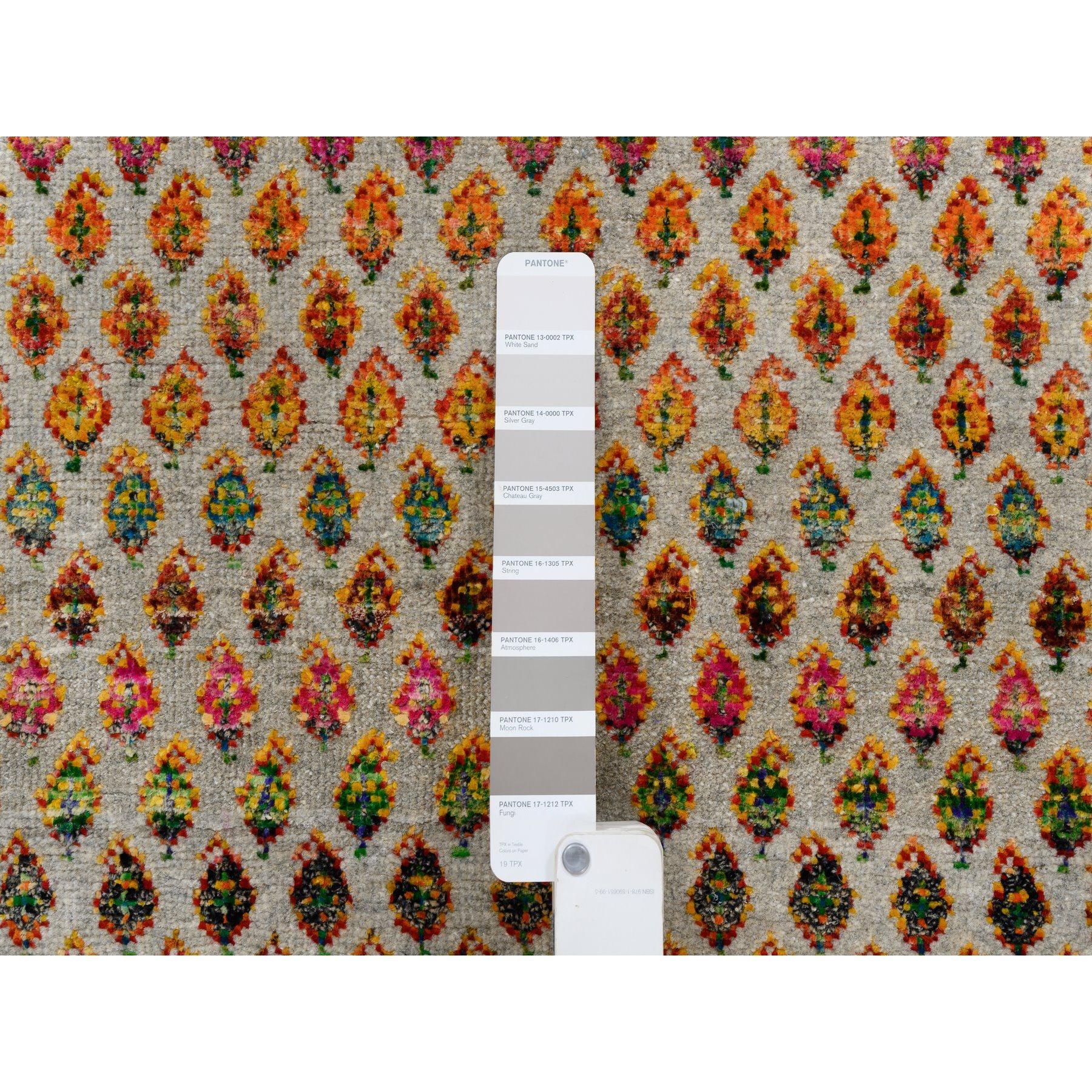 Indiano Tappeto rotondo Sarouk beige colorato in lana e seta Sari annodato a mano in vendita