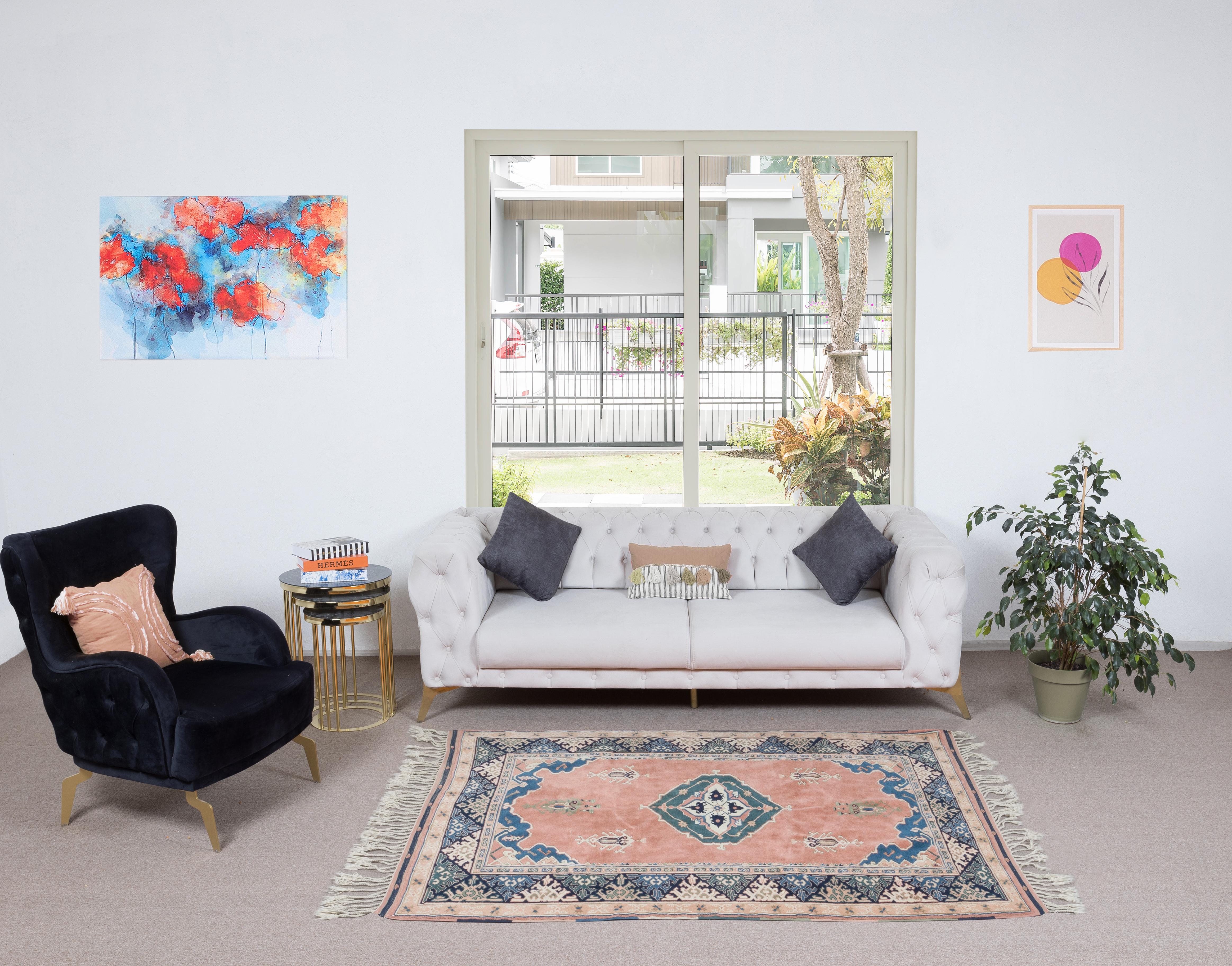 Ein handgeknüpfter zeitgenössischer türkischer Teppich.

Dieser moderne Teppich hat einen gleichmäßigen, mittelhohen Wollflor auf Wollbasis.

Es wird aus erstklassigen handgesponnenen Schafen und natürlichen Farbstoffen hergestellt, d.h. aus
