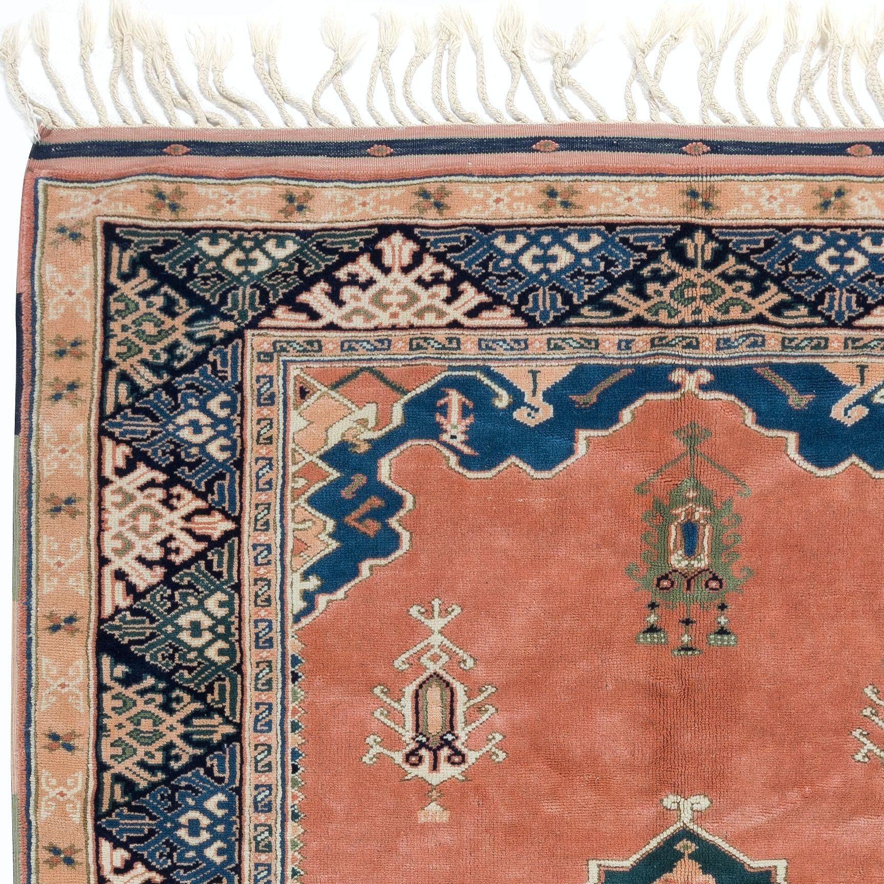 Moderner handgefertigter Wollteppich mit Medaillon, 5.2x6.7 Ft, moderner türkischer Teppich mit Fransen (Türkisch) im Angebot