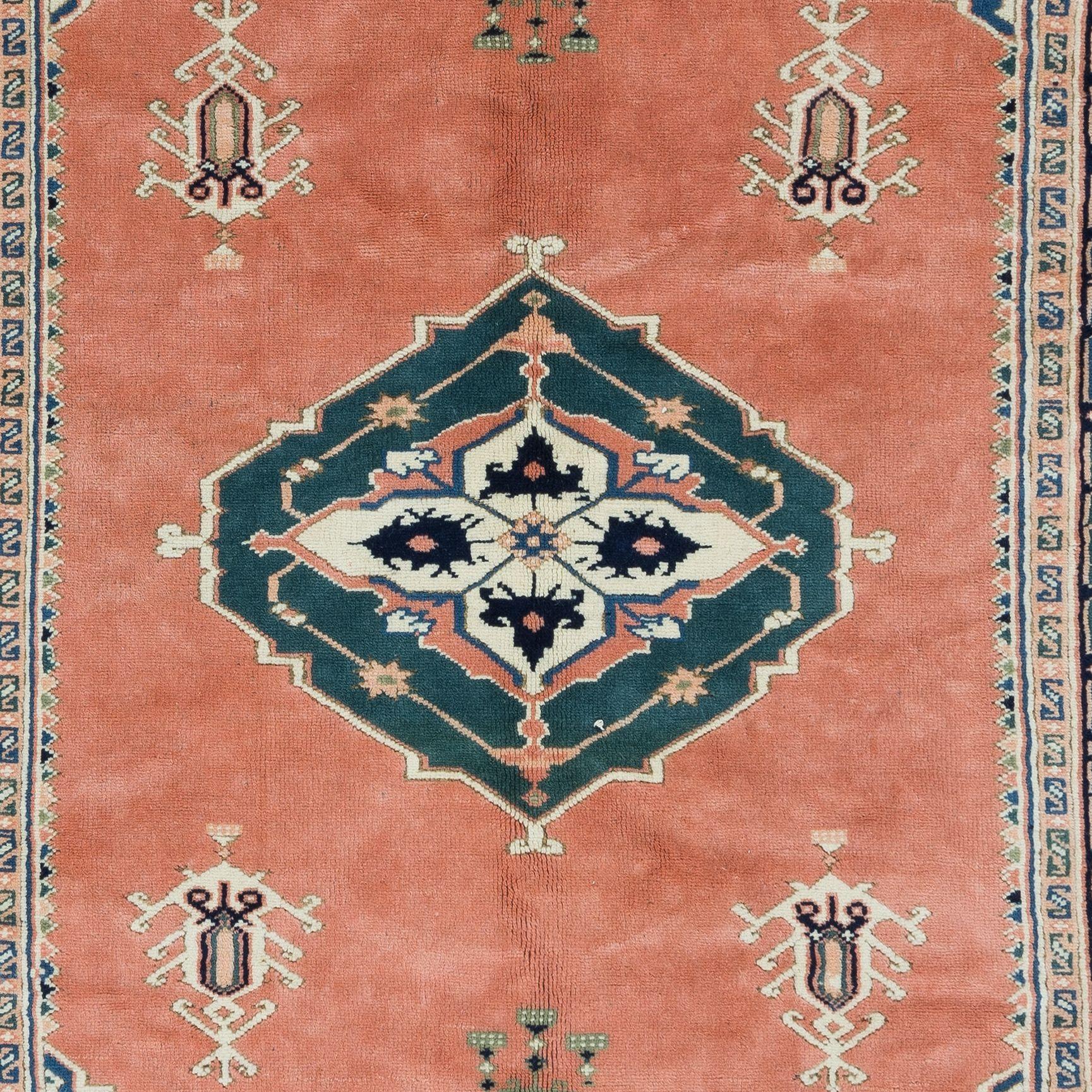 Moderner handgefertigter Wollteppich mit Medaillon, 5.2x6.7 Ft, moderner türkischer Teppich mit Fransen (Handgeknüpft) im Angebot