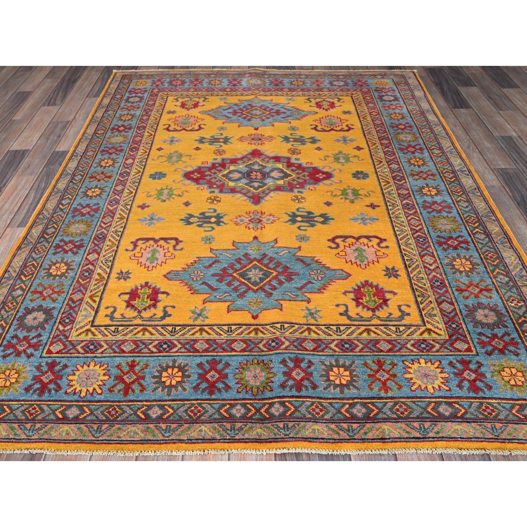 Jaune d'or, Kazak avec des médaillons géométriques, noué à la main, tissage plus dense, teintures végétales, laine douce et vibrante, tapis d'Orient
Matières premières : Laine
Latex : Pas de poils 
hauteur : 0,25 pouces
Style : Transitionnel
Couleur