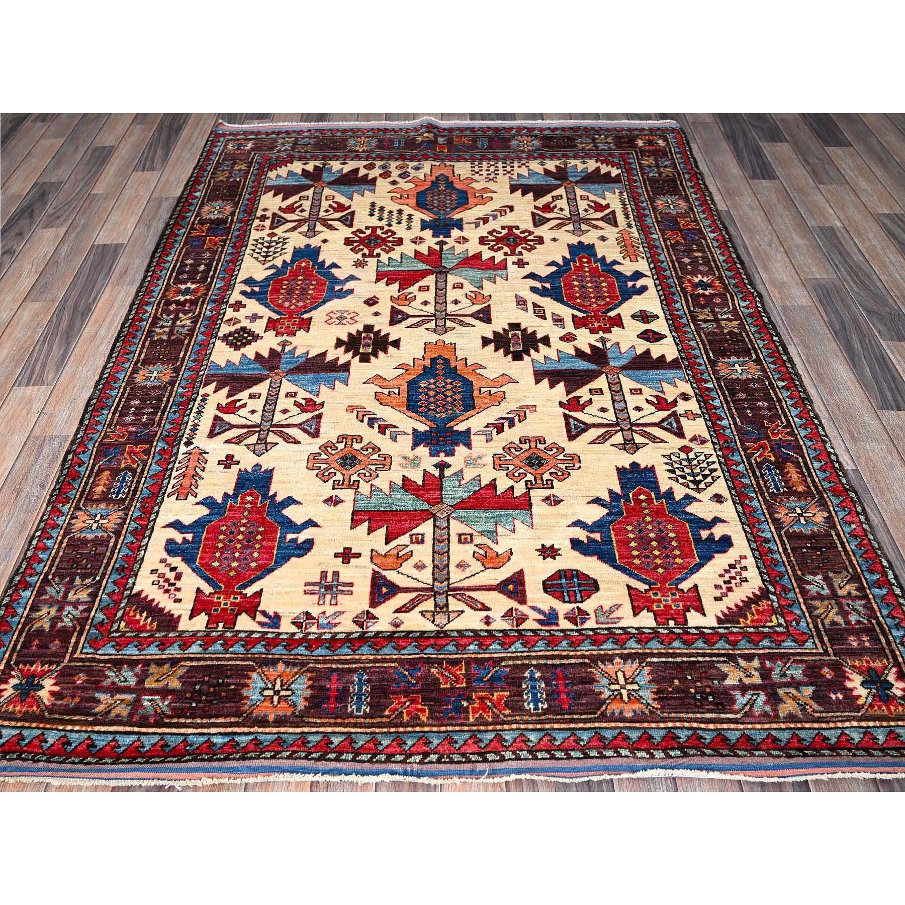 Parchment White, Afghan Ersari with Turkish Knot, Caucasian Design Revival, Vegetable Dyes, Densely Woven, Hand Knotted, Soft and Shiny Wool, Oriental Rug
Matières premières : Laine
Latex : Pas de poils 
hauteur : 0,25 pouces
Style :