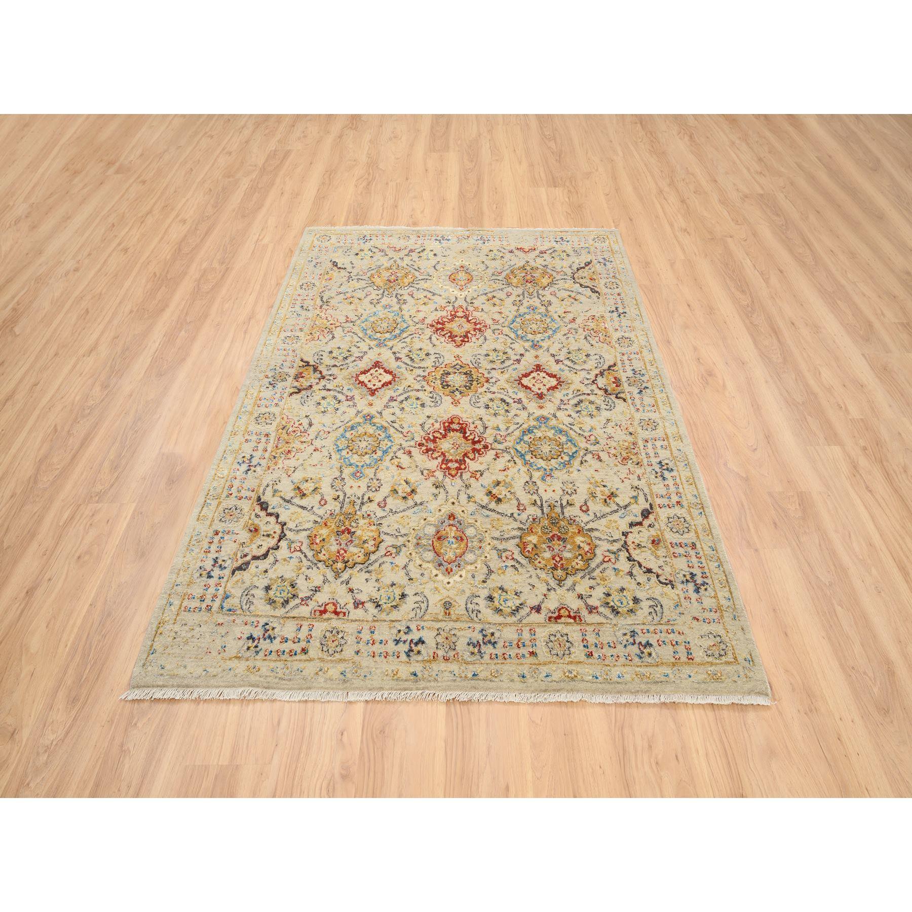 Dies ist eine wirklich echte one-of-a-kind Beige, handgeknüpft, THE SUNSET ROSETTES mit weichen Farben, Wolle und reine Seide, Orientteppich. Es wurde monatelang von erfahrenen Kunsthandwerkern in jahrhundertealten Webtechniken geknüpft.
Primäre