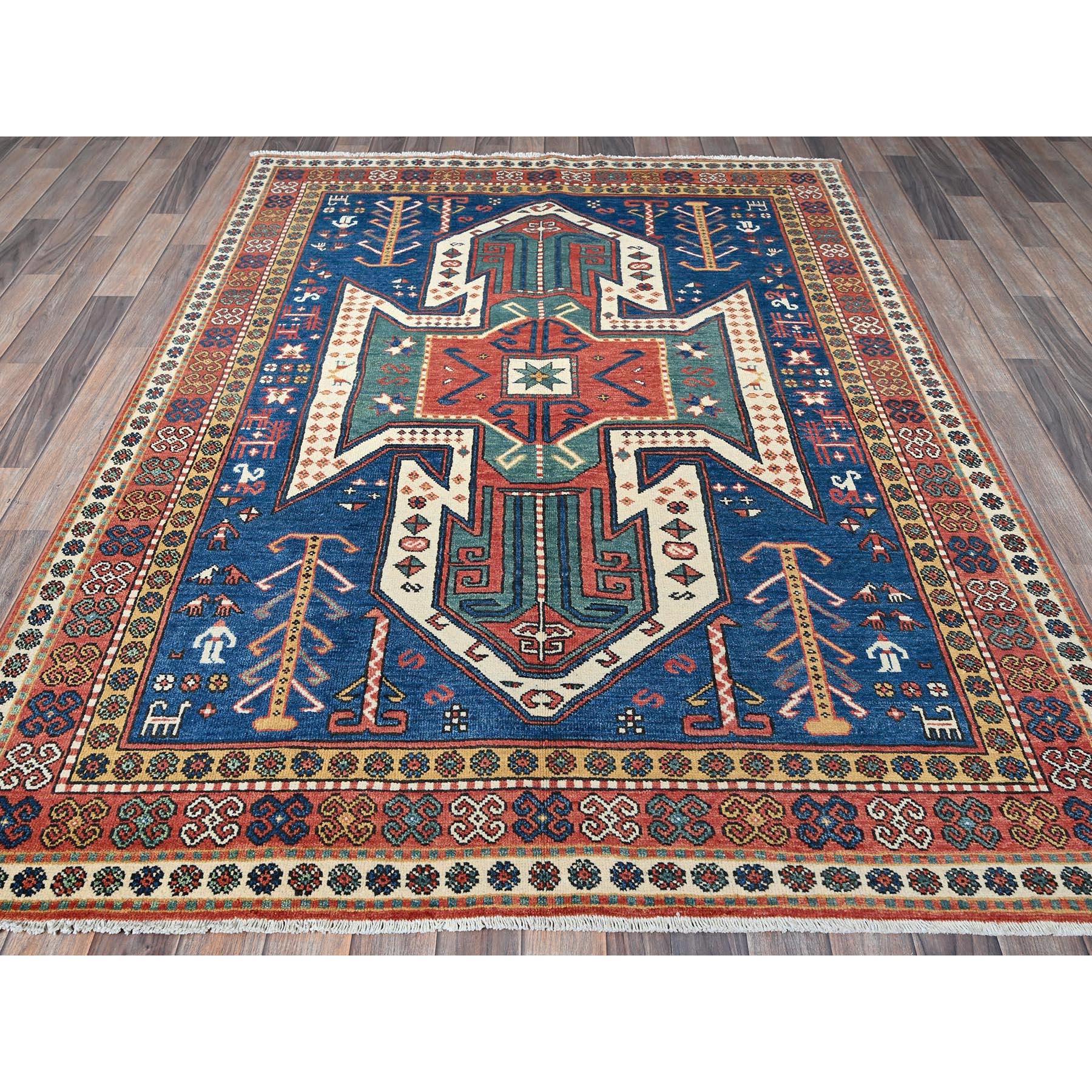 Imperial Blue, Schwan Kazak mit kleinen Tierfiguren, handgeknüpft, weiche und samtige Wolle, dichtere Webart, Pflanzenfarben, Orientteppich
Primäre MATERIALIEN: Wolle
Latex: Kein Flor 
Höhe: 0,25 Zoll
Stil: Traditionell
Grundfarbe: Blau
Sekundäre