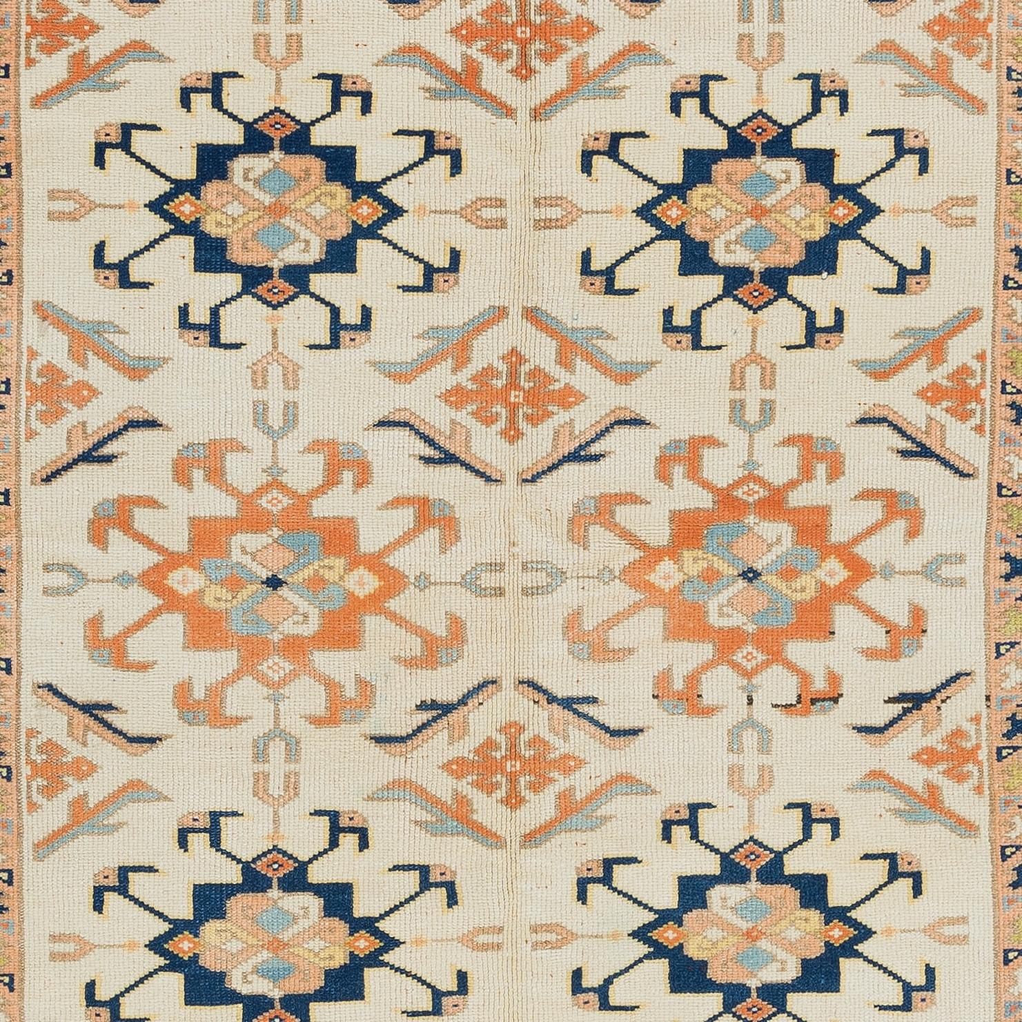 Ein handgeknüpfter zeitgenössischer türkischer Teppich.

Dieser moderne Teppich hat einen gleichmäßigen, mittelhohen Wollflor auf Wollbasis.

Es wird aus erstklassigen handgesponnenen Schafen und natürlichen Farbstoffen hergestellt, d.h. aus