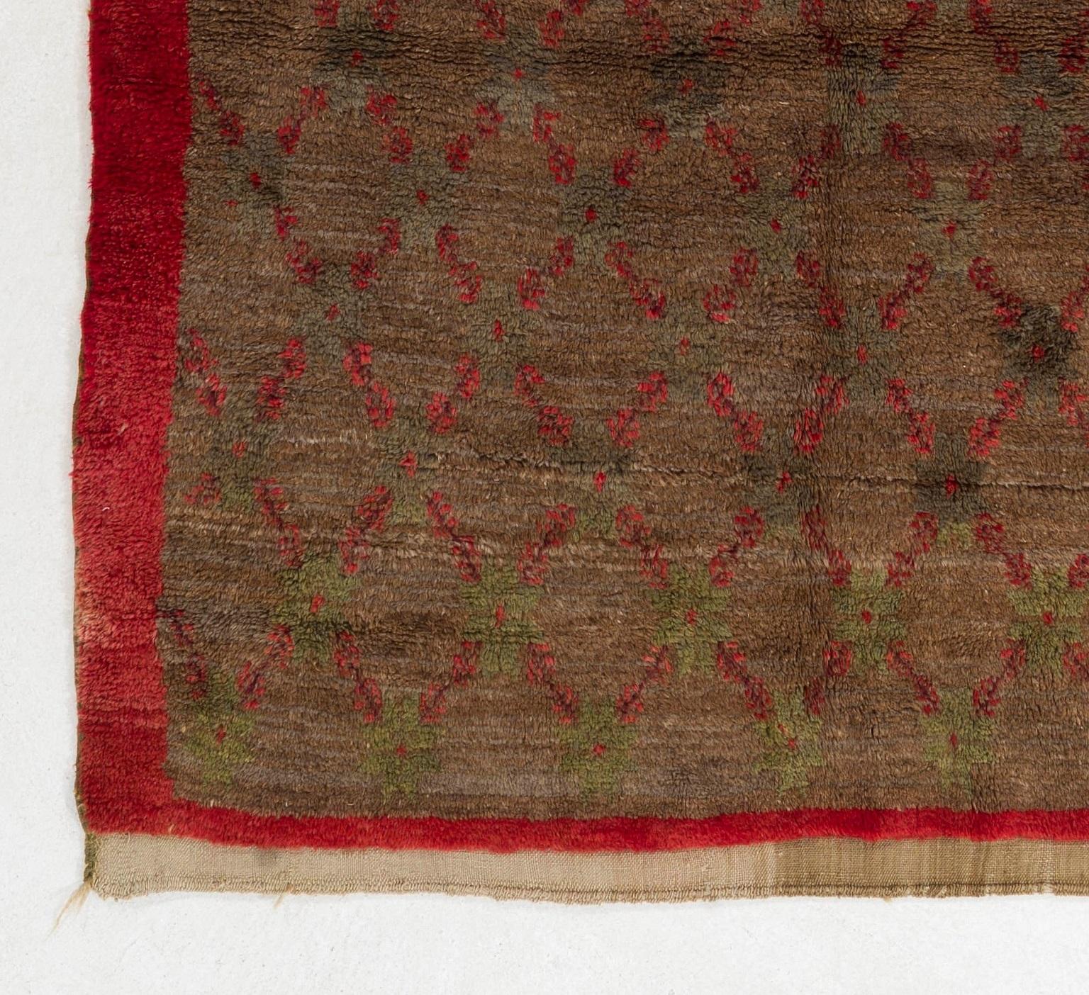 Questo tappeto vintage unico dell'Anatolia centrale colpisce per il suo disegno a reticolo floreale e per la sua storia di colori. 

Il contrasto tra lo sfondo color caffelatte e i fiori rosso cremisi, insieme ai reticoli avorio fatti di piccole