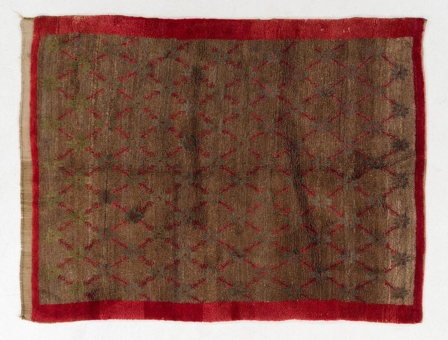 Tissé à la main Tapis en laine Tulu 5,2x7 Ft fait à la main avec motif floral en treillis de couleur camel et rouge en vente
