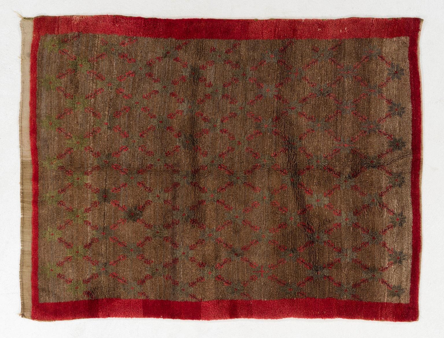Tessuto a mano Tappeto Tulu in lana fatto a mano 5,2x7 Ft con disegno floreale a reticolo nei colori cammello e rosso in vendita