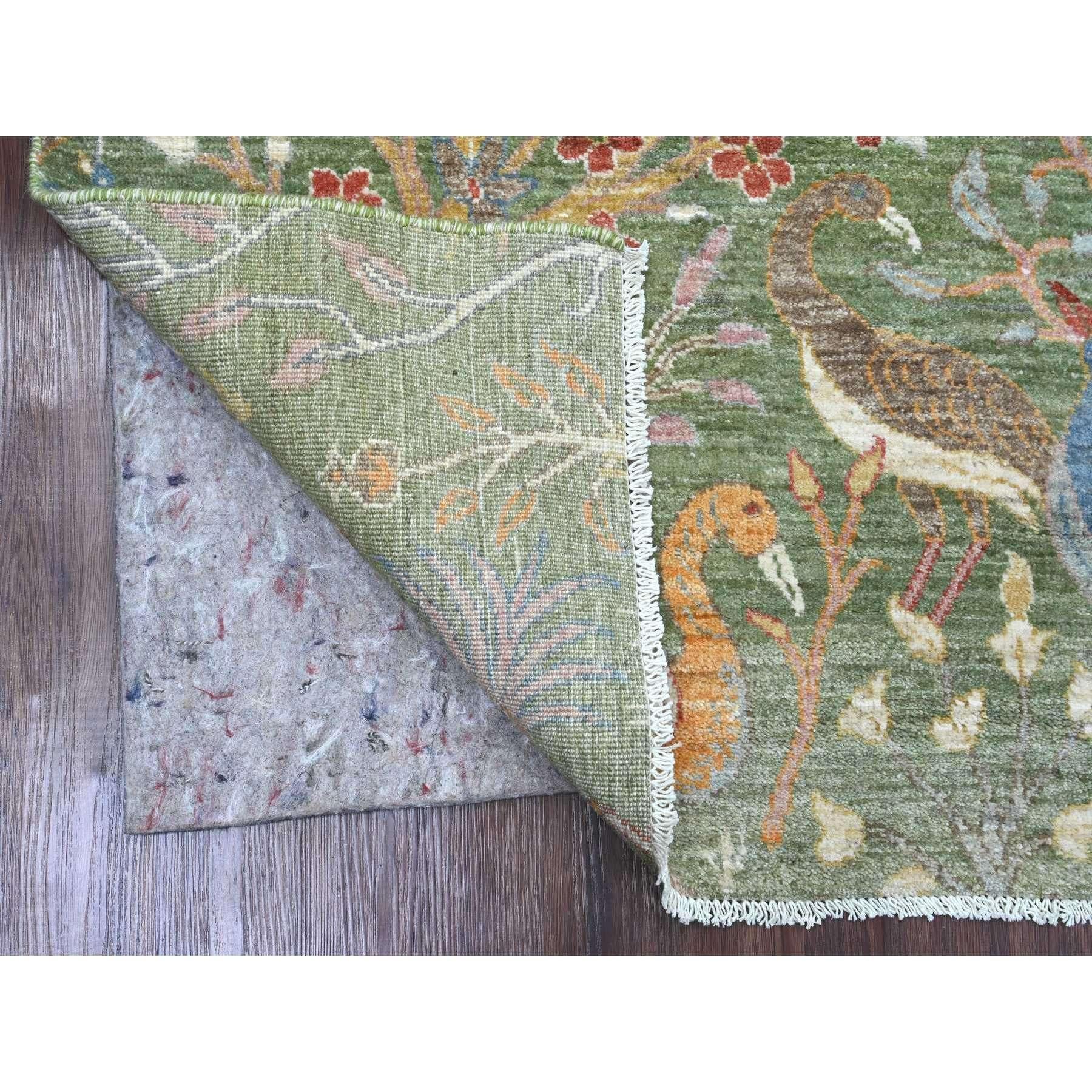 Verde cadmio, annodato a mano, Peshawar afgano con disegno di uccelli del paradiso, lana morbida e vellutata, tinture vegetali, Tappeto orientale
Materiali primari: Lana
Lattice: No Pile 
altezza: 0,25 pollici
Stile: Di transizione
Colore primario: