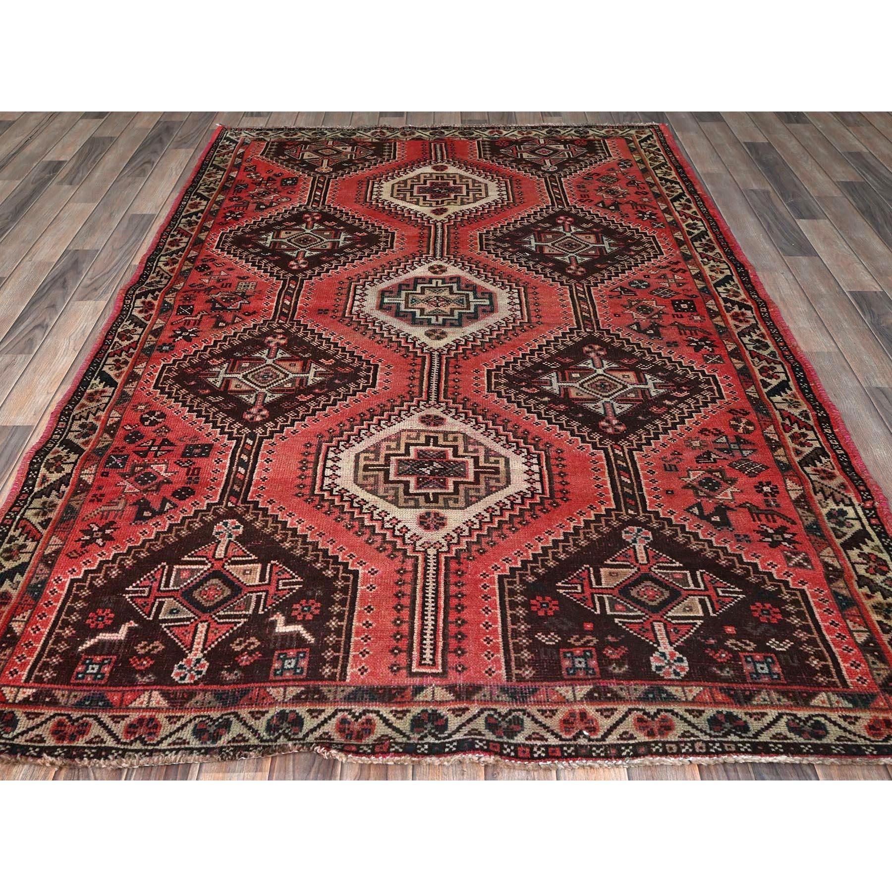 Blush Red, Vintage Persian Shiraz with Geometric Pattern, Small Animal Figurines, Shaved Low, Zero Pile, Sides and Ends Professionally Secured, Clean, Hand Knotted, Pure Wool, Tapis d'Orient
Matières premières : Laine
Latex : Pas de poils 
hauteur :