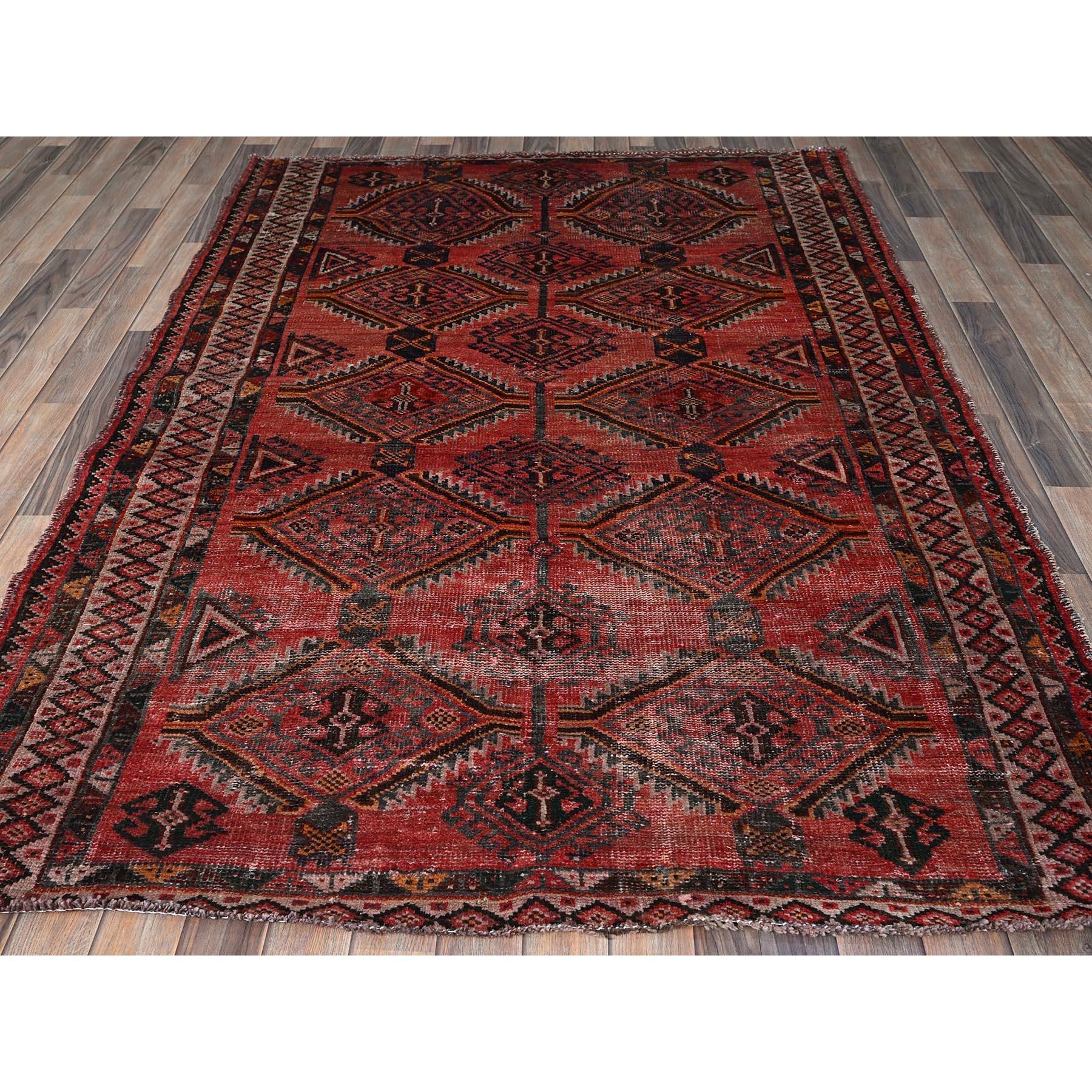 Blush Red, Vintage Persian Baluch mit gezacktem geometrischem Muster, abgenutzt und abgenutzt, niedrig rasiert, Null Flor, Seiten und Enden professionell gesichert, handgeknüpft, 100% Wolle, Orientteppich
Primäre MATERIALIEN: Wolle
Latex: Kein Flor