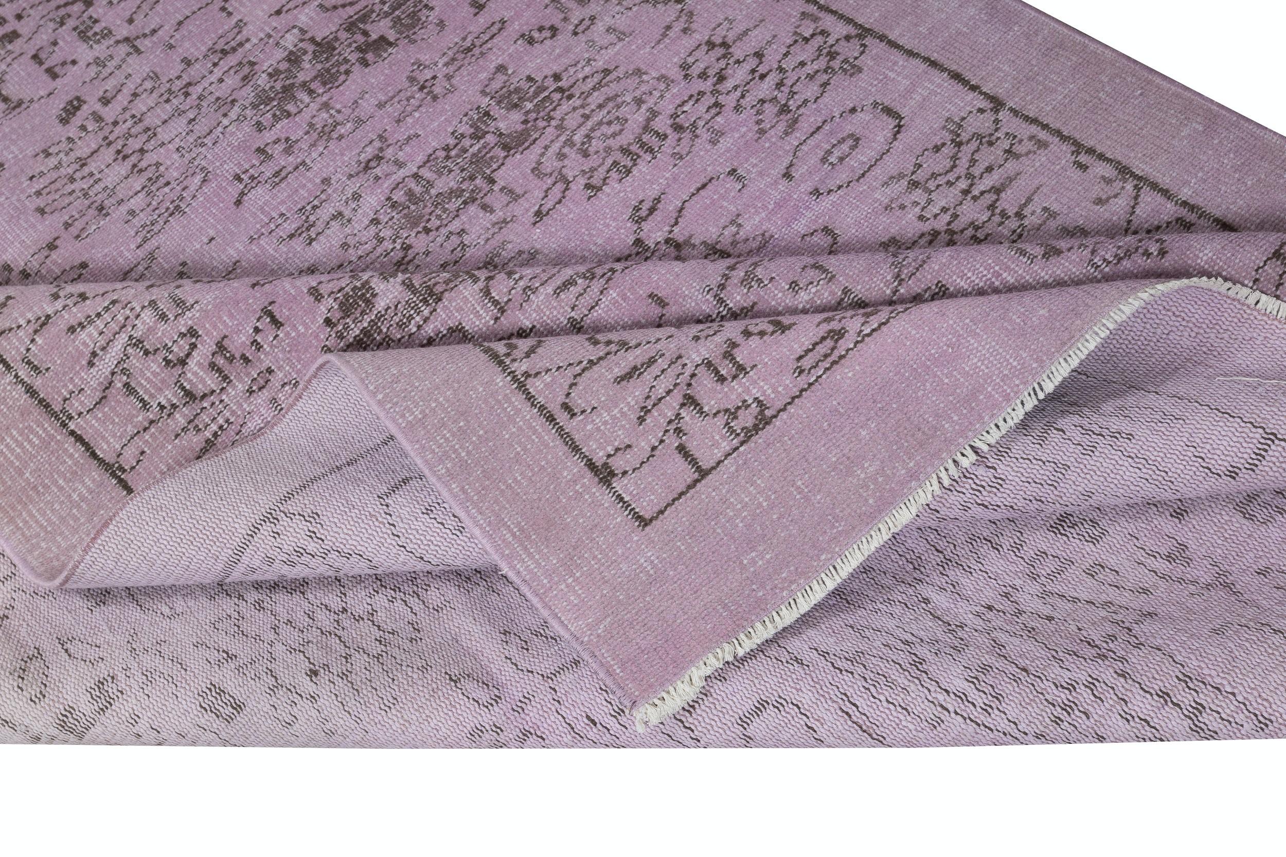 Moderno Tappeto turco sovratinto 5.2x7.4 Ft fatto a mano di colore viola con design floreale in vendita