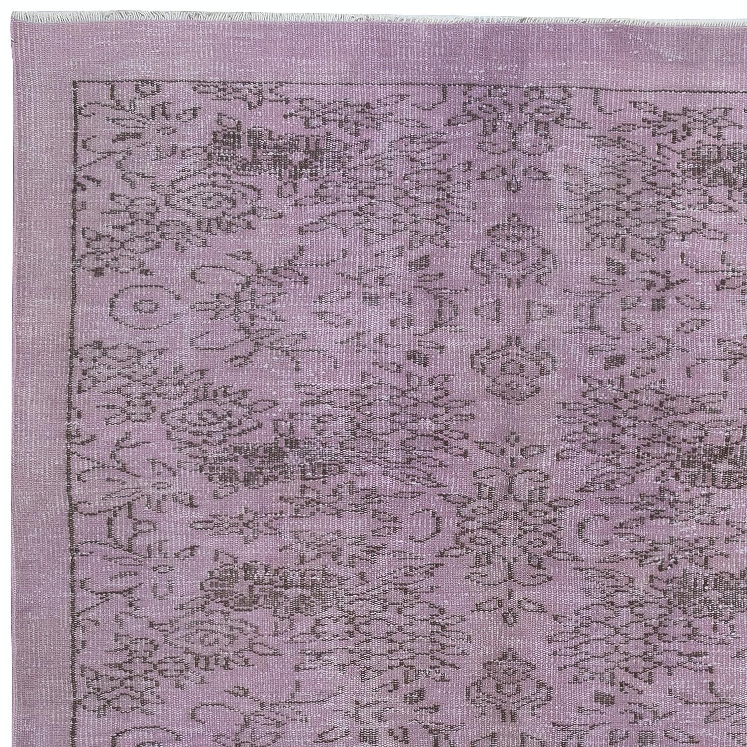 Turco Tappeto turco sovratinto 5.2x7.4 Ft fatto a mano di colore viola con design floreale in vendita