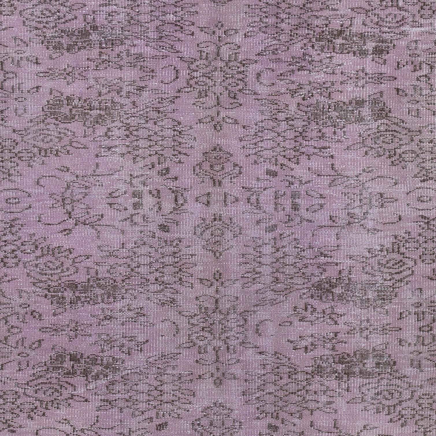 Annodato a mano Tappeto turco sovratinto 5.2x7.4 Ft fatto a mano di colore viola con design floreale in vendita