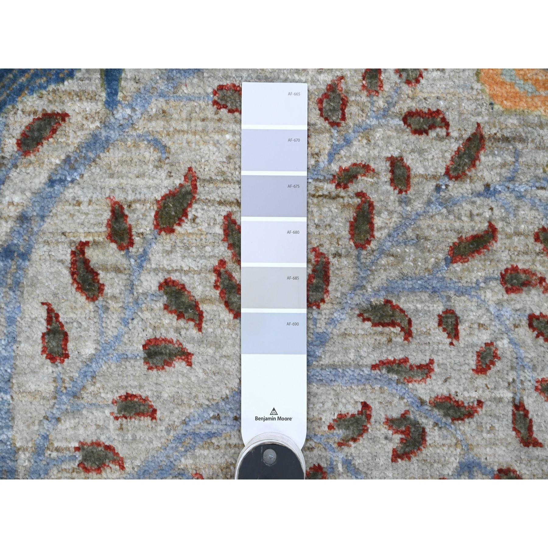 Alfombra anudada a mano de lana suave con diseño de pájaros afganos de Peshawar en gris pastel de 1,5 m x 1,8 m Oushak en venta