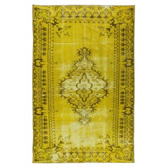 Tapis turc vintage fait à la main surteint en jaune avec motif de médaillon de 5,2 x 8,3 m