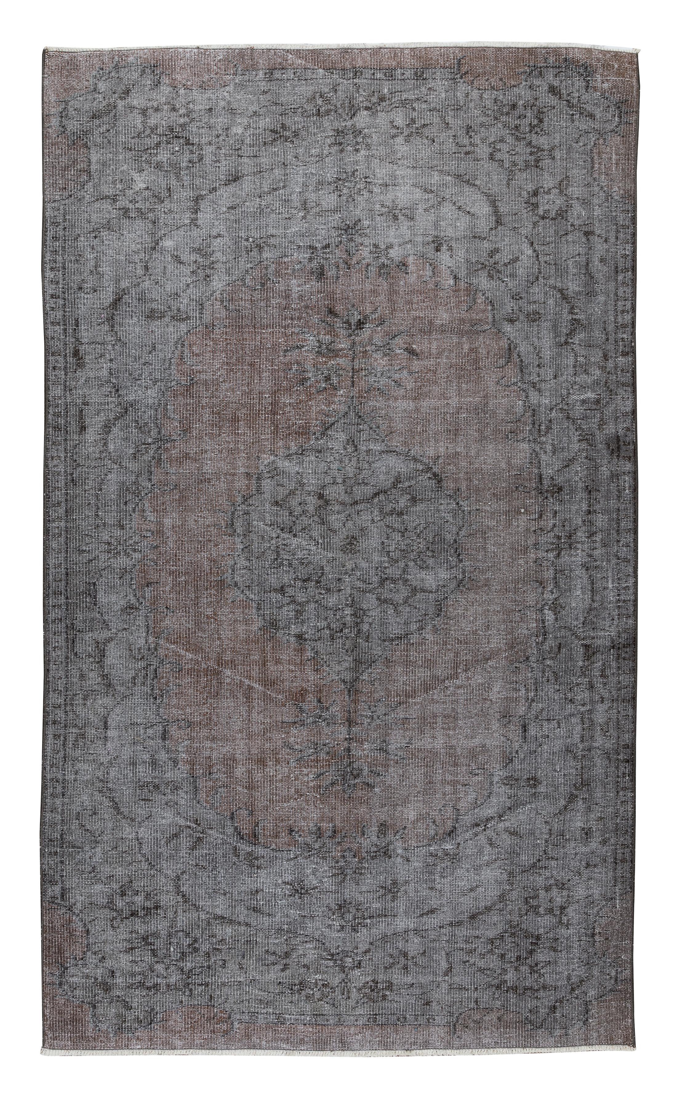 Nuestras alfombras sobreteñidas son todas piezas vintage anudadas a mano que se recrean en nuestro taller para atender a una gama más amplia de opciones de interiorismo, desde moderno a costero, desde industrial a rústico/cottage. Estas alfombras de