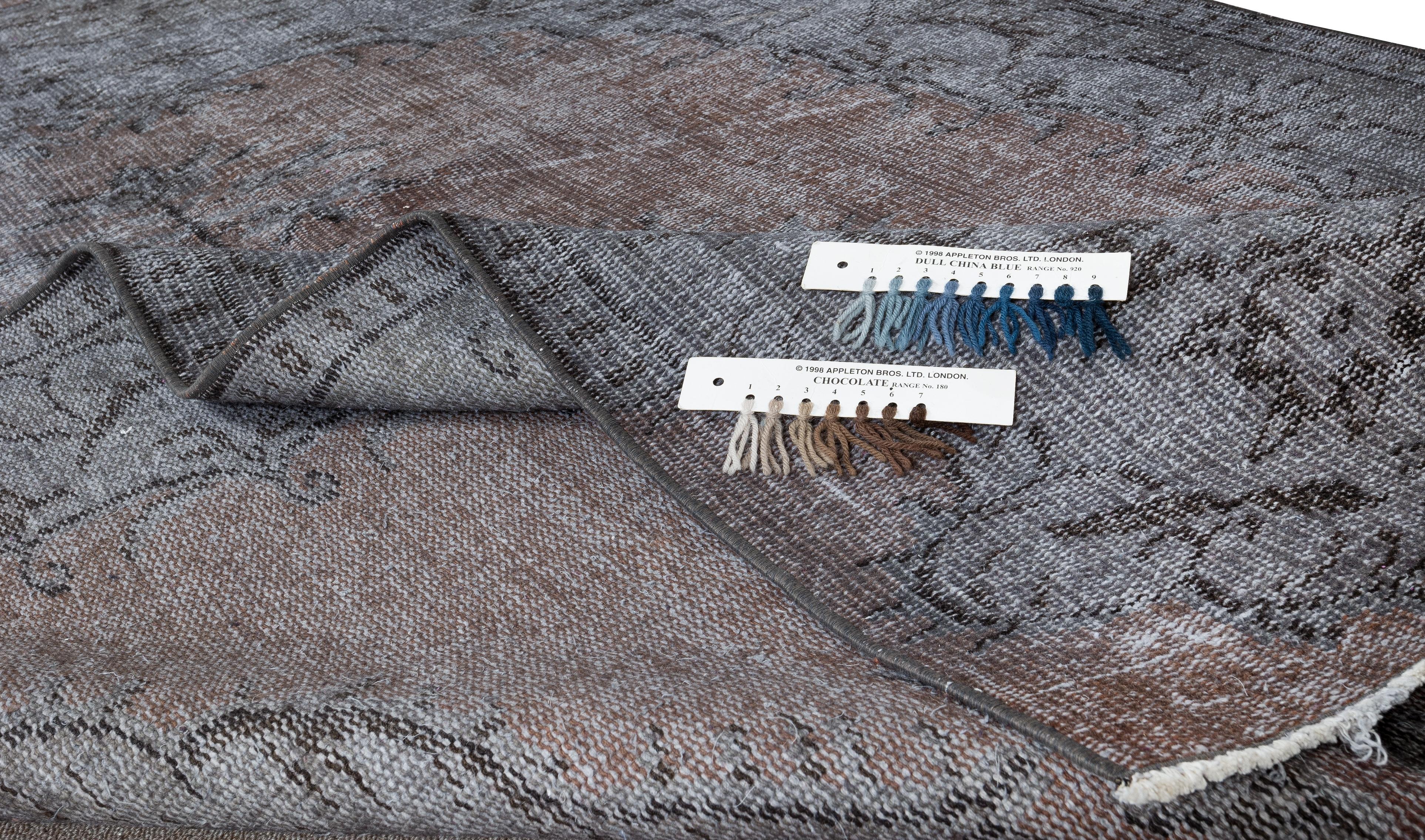 Alfombra turca hecha a mano de 1,5 x 2,4 m en gris y marrón. Alfombra moderna con diseño de medallón Moderno en venta