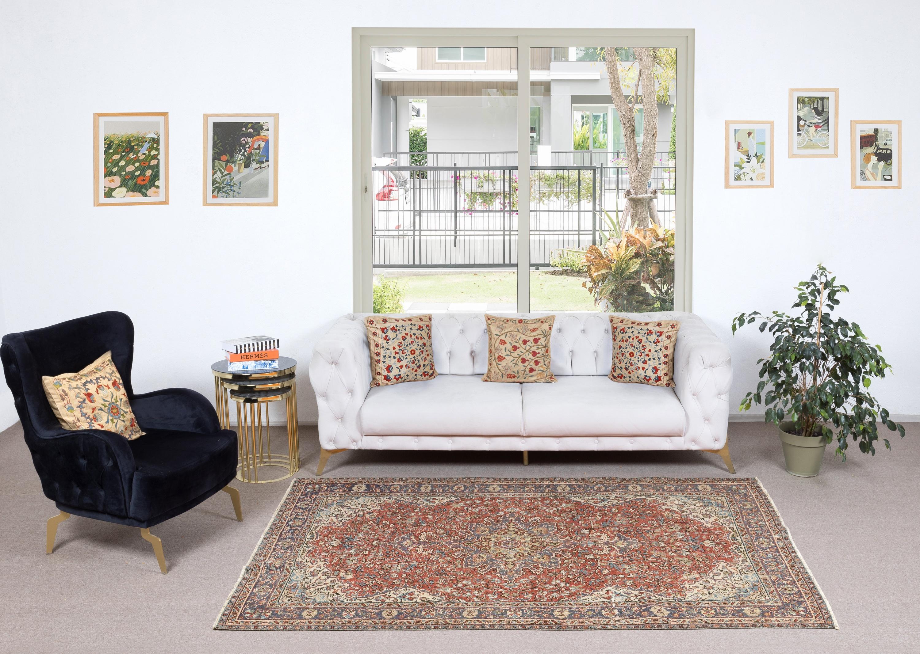 Verleihen Sie Ihrem Zuhause die zeitlose Schönheit dieses traditionellen, handgefertigten türkischen Teppichs im Vintage-Stil. Er ist ein handgeknüpftes Meisterwerk aus einer luxuriösen Mischung aus Wolle und Baumwolle. Dieser Teppich wird von