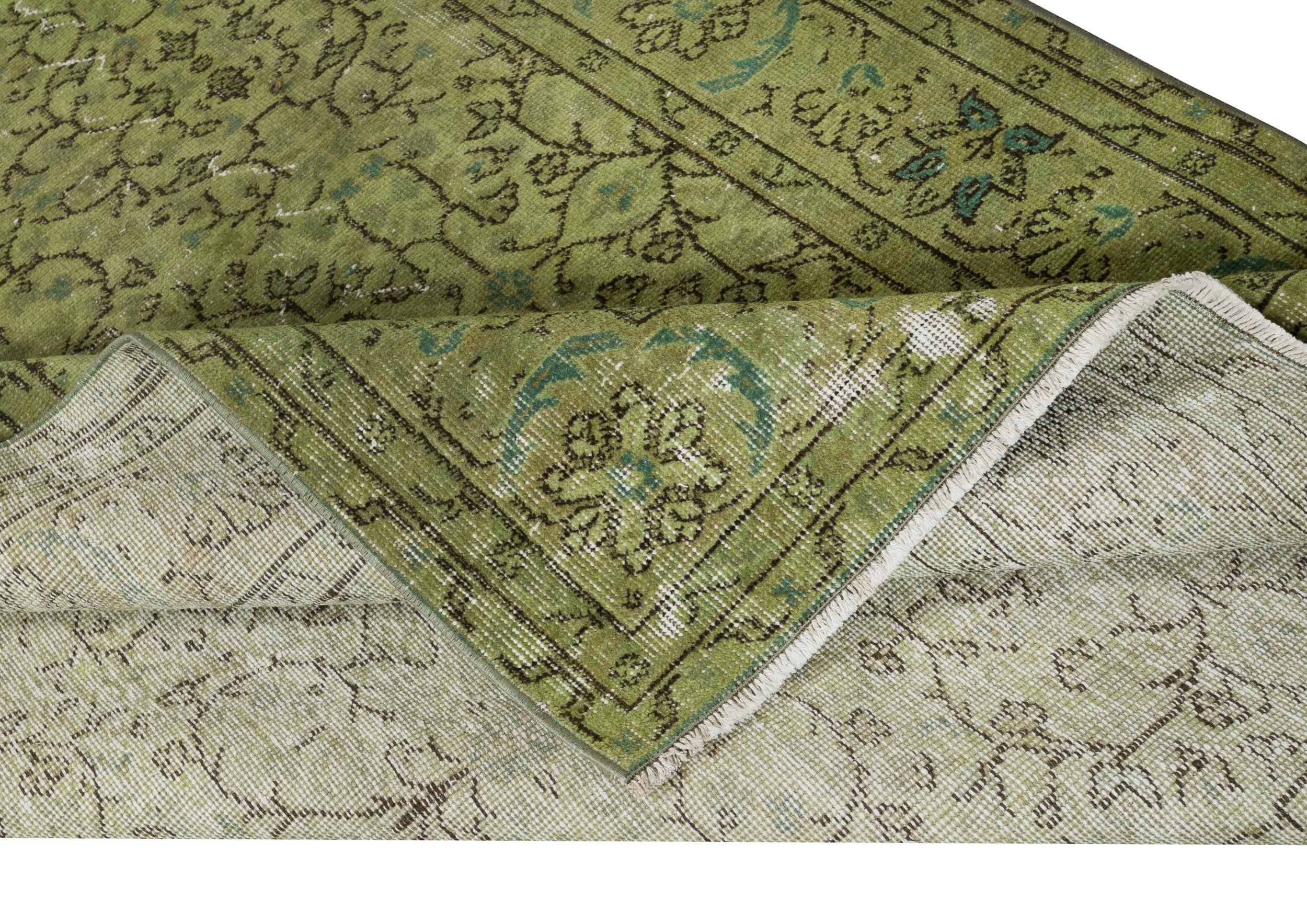 5.2x8.6 Ft Distressed Floral gemusterter Teppich in Grün, handgefertigt in der Türkei (Moderne) im Angebot